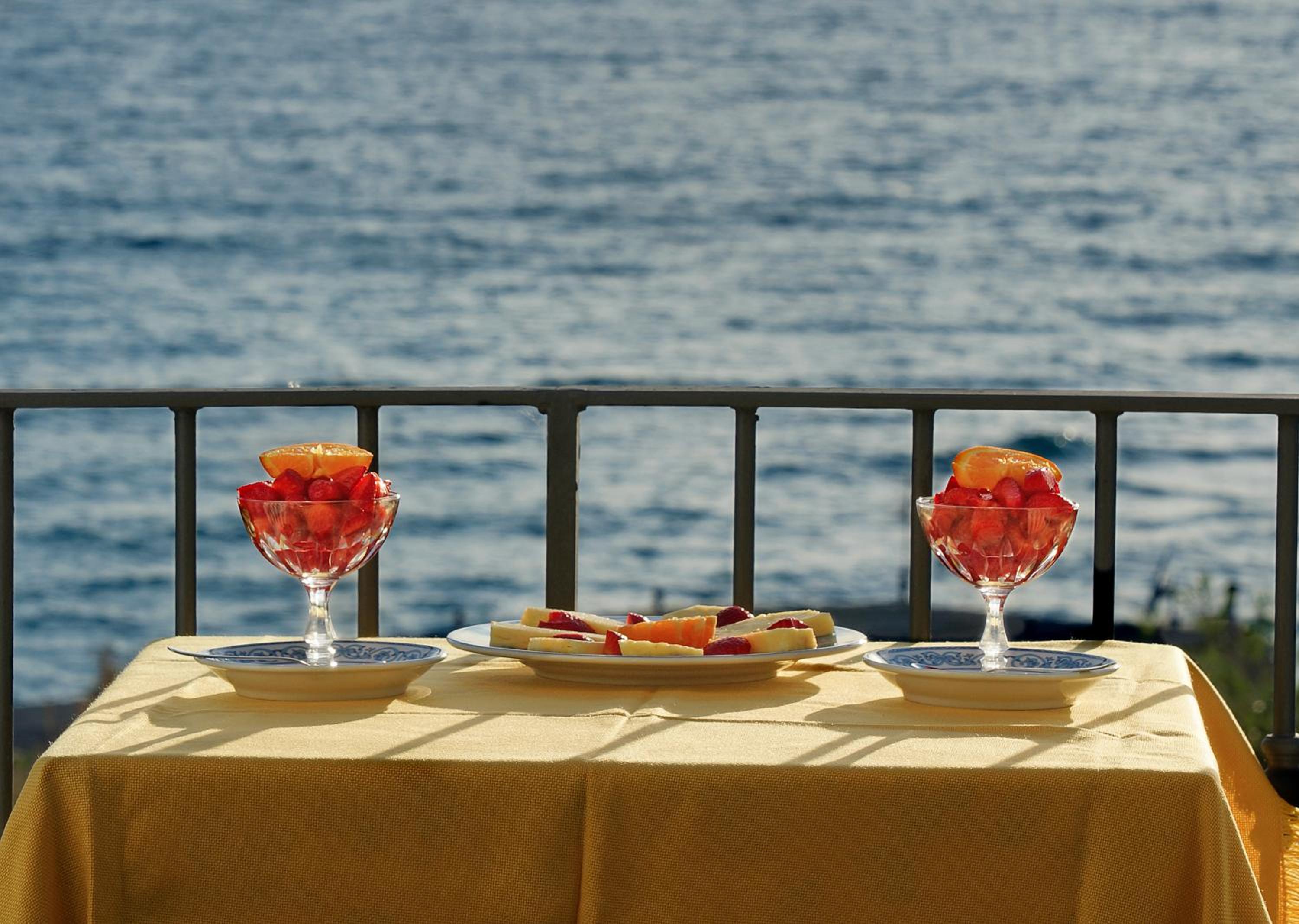 Double Room with Balcony and Sea View - Photo 12