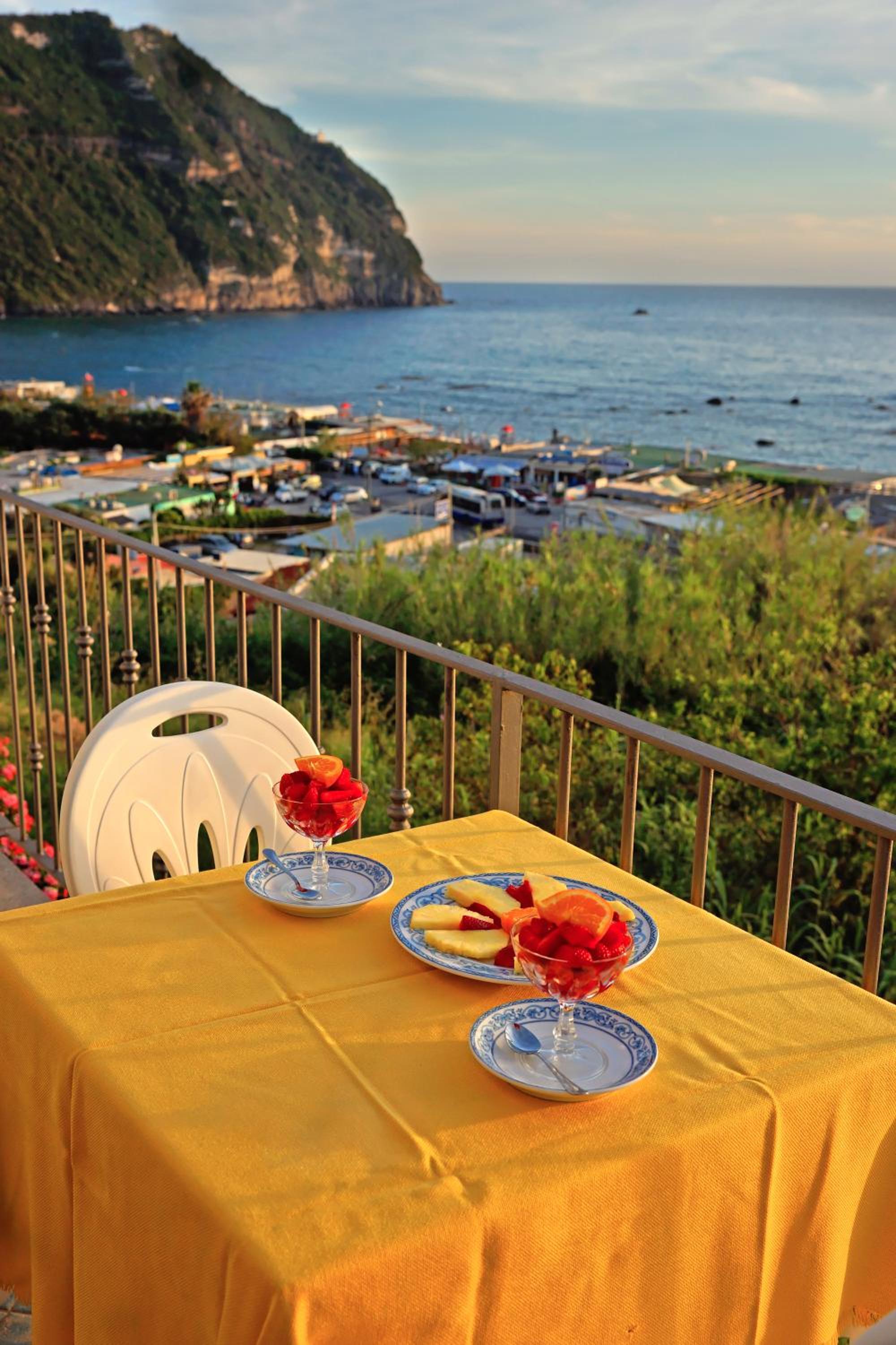 Double Room with Balcony and Sea View - Photo 14