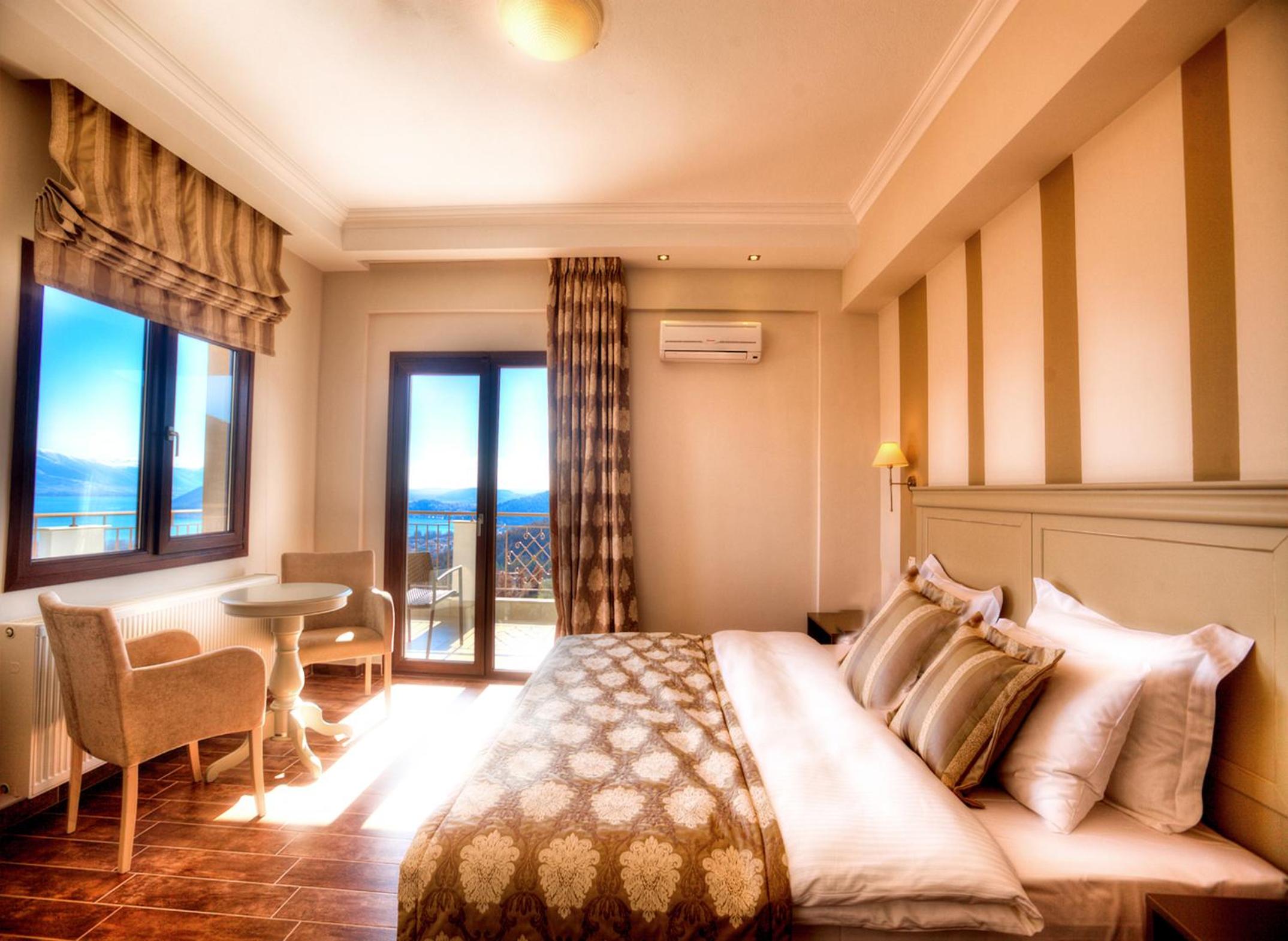 Double or Twin Room with Lake View - Photo 10