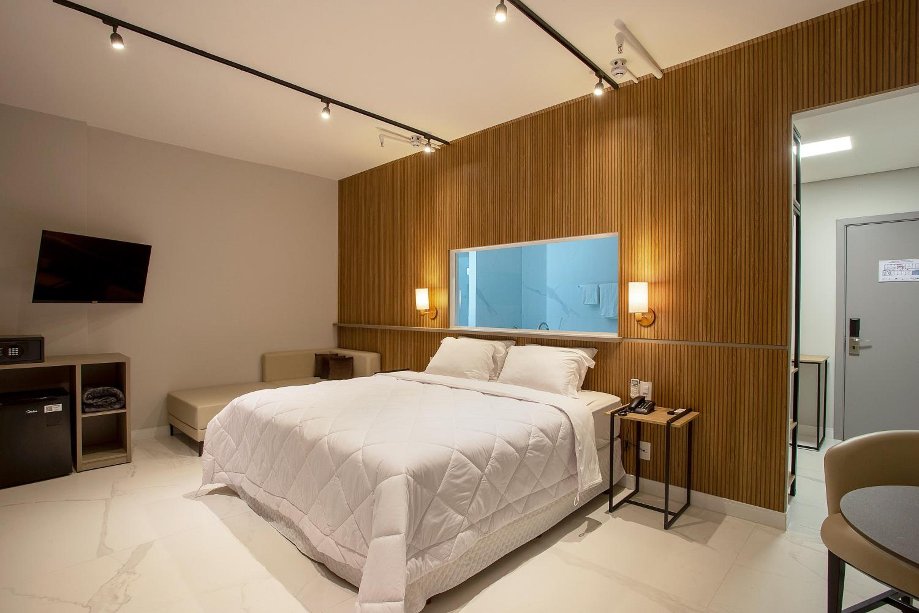 Suite - Photo 1