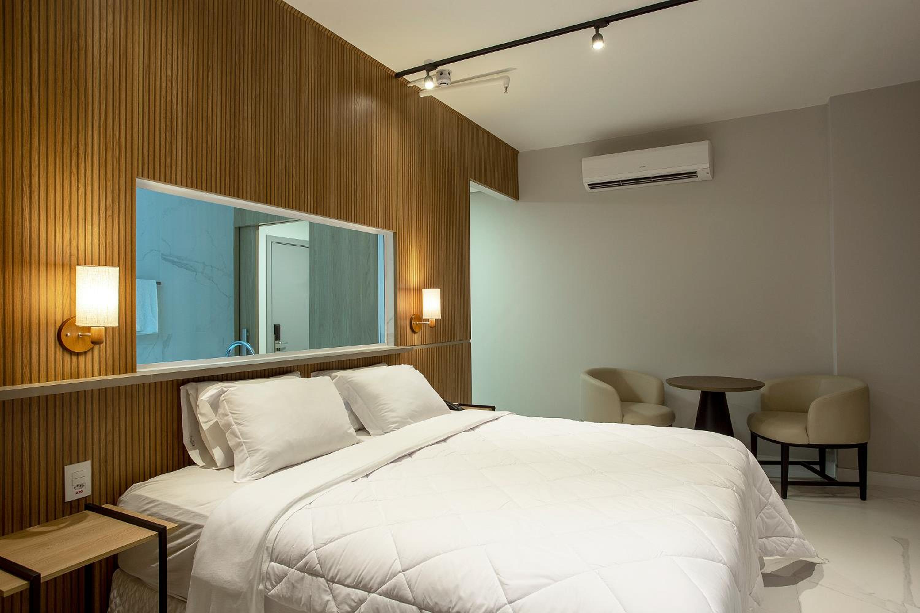 Suite - Photo 9
