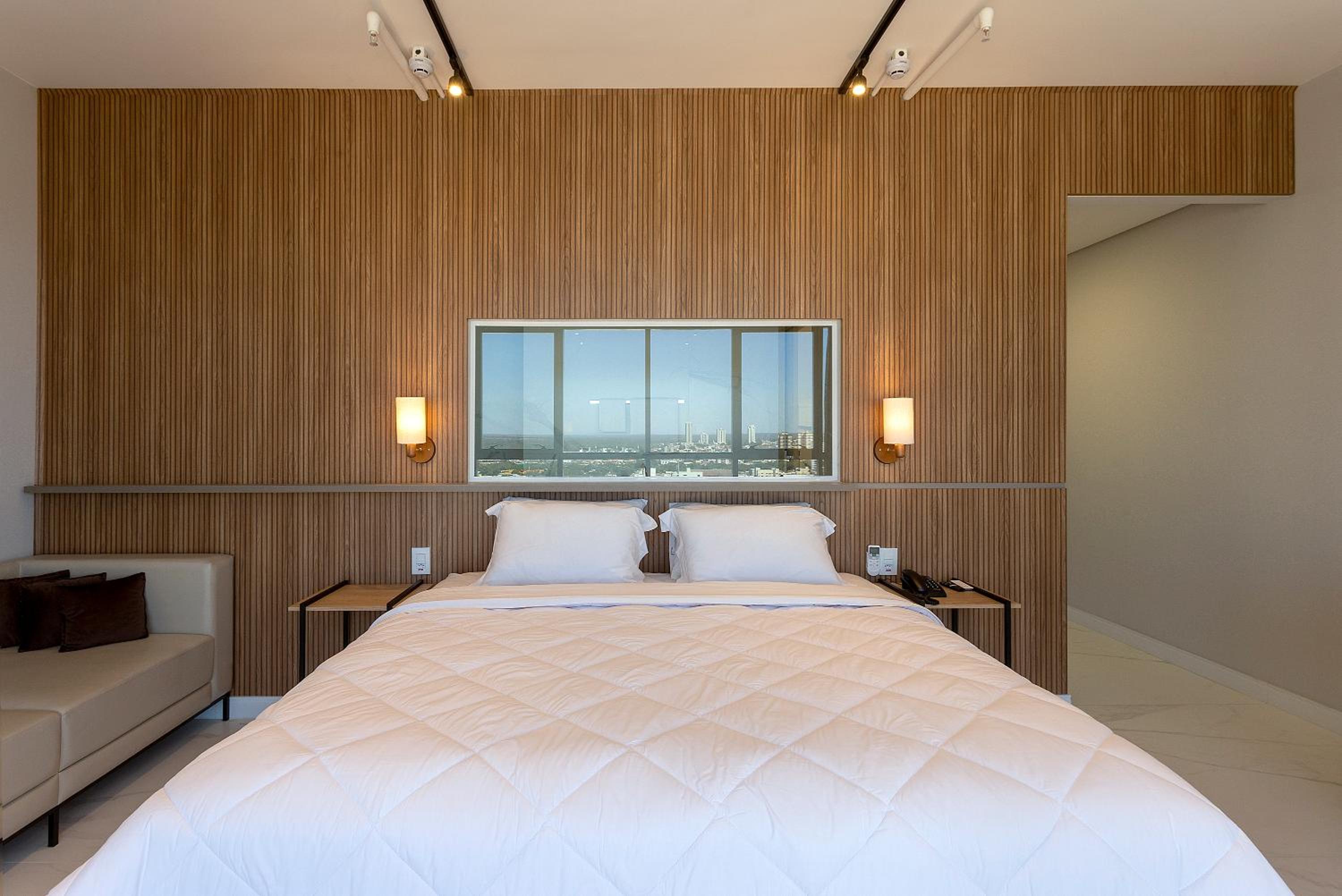 Suite - Photo 11