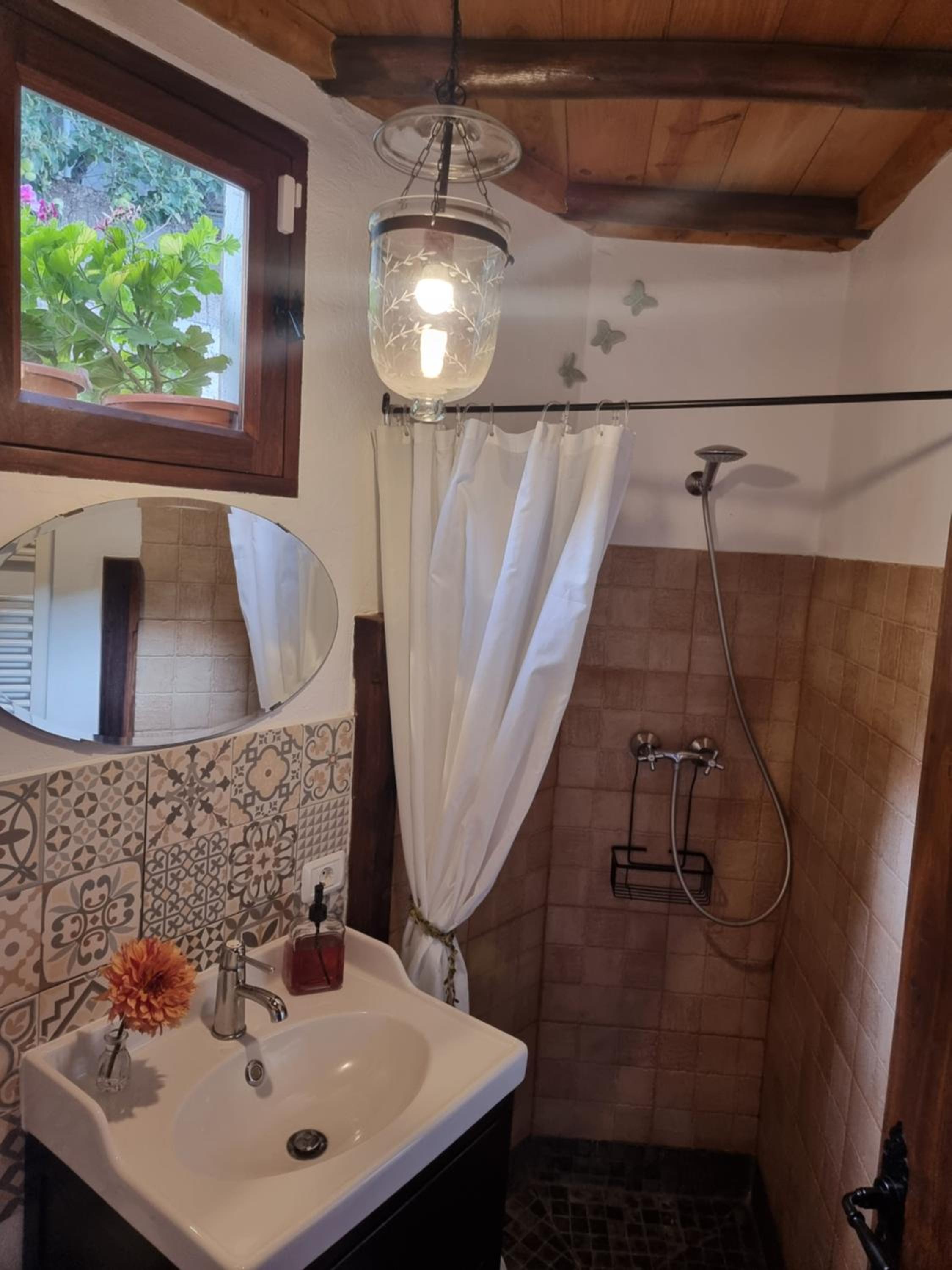 One-Bedroom House - Photo 8