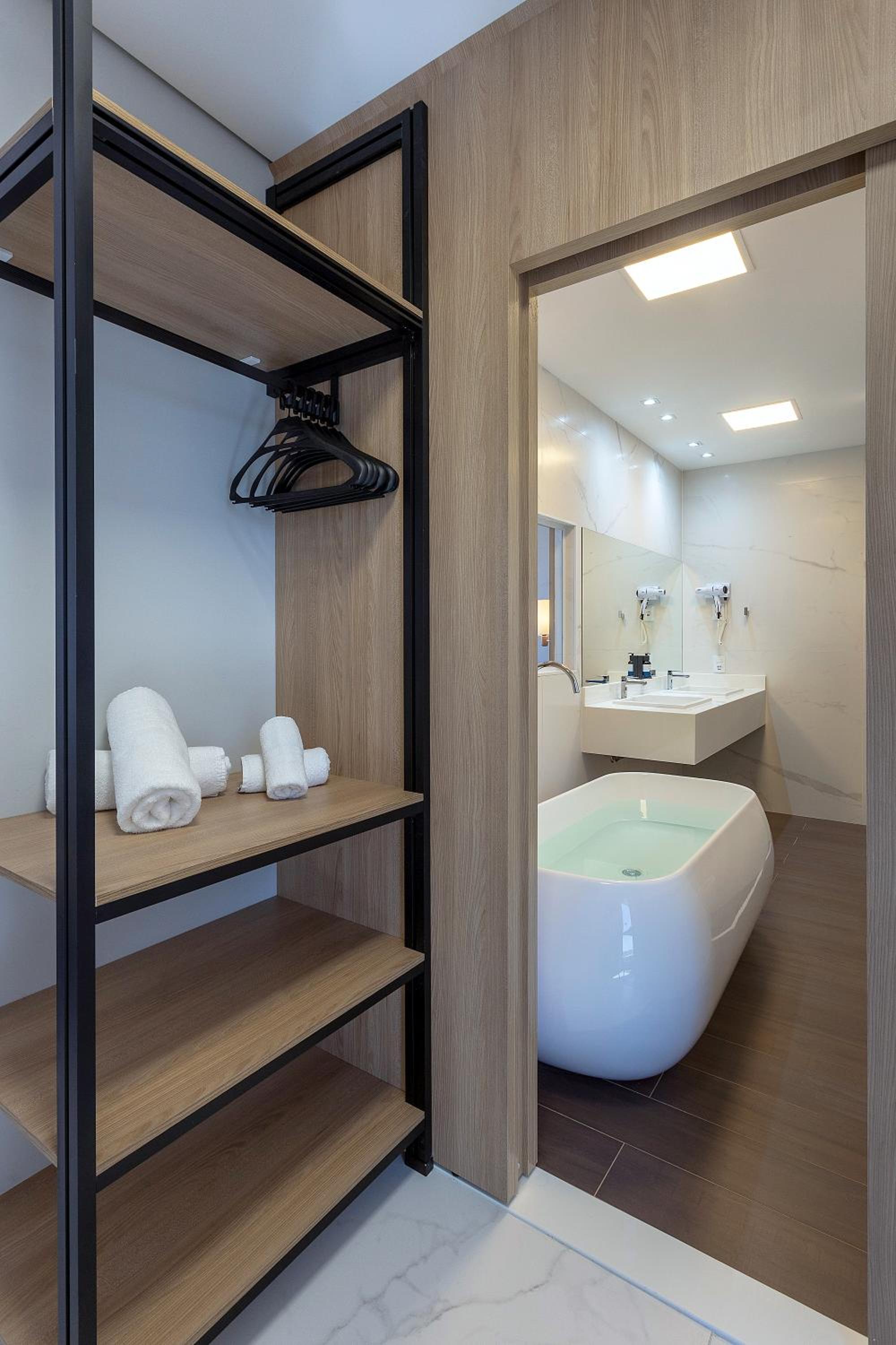 Suite - Photo 8