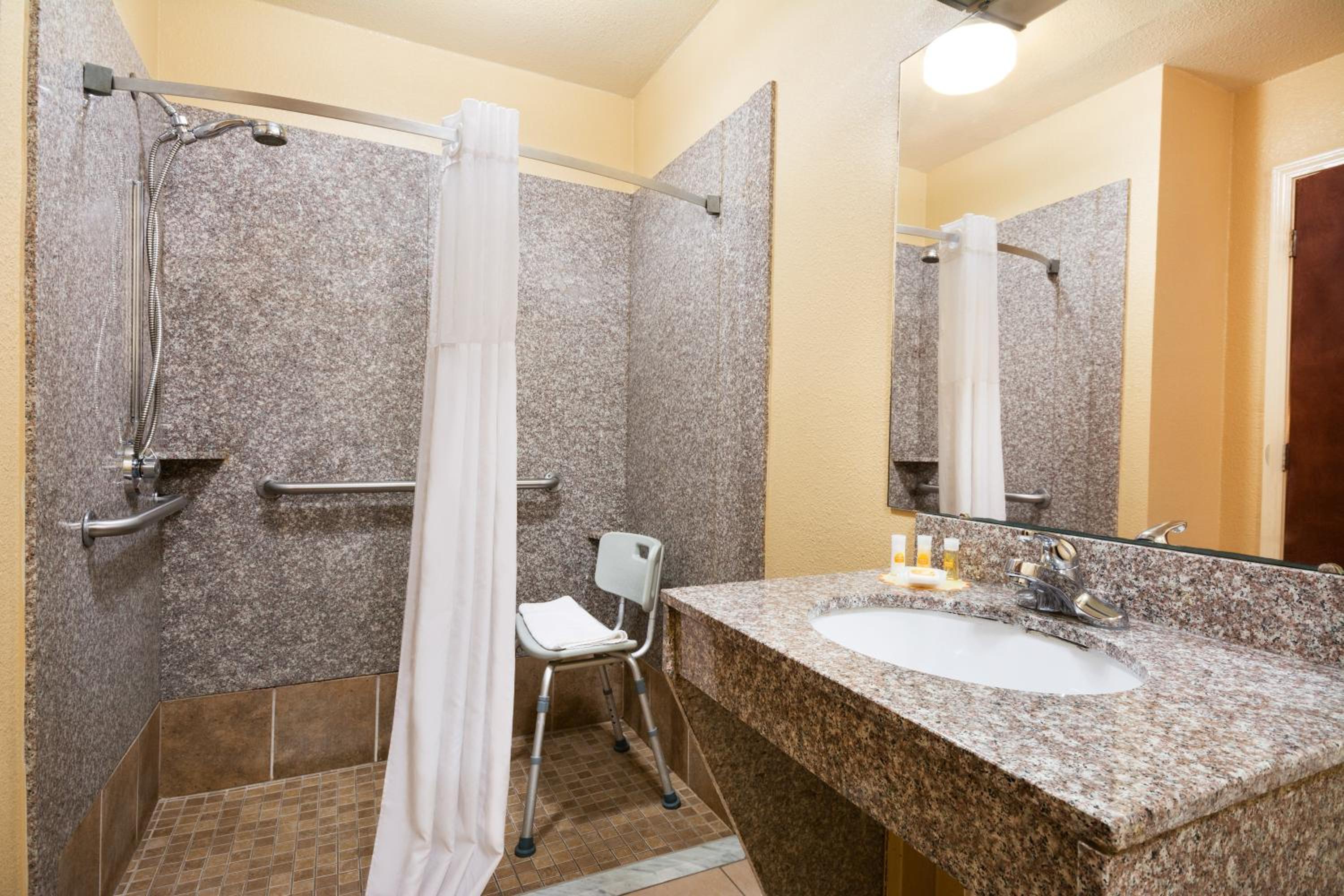 King Room - Disability Access/Non-Smoking photo 3
