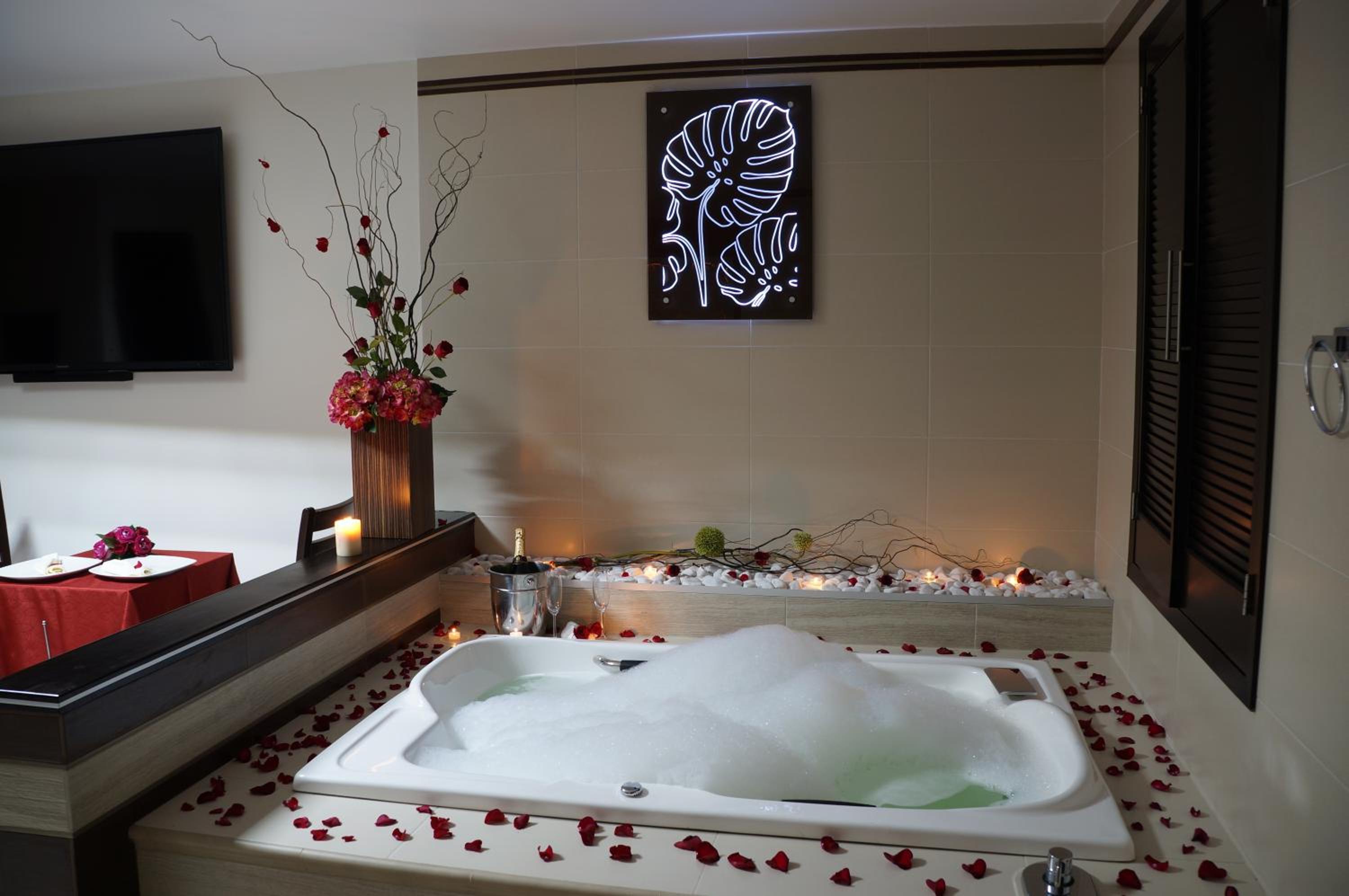 Deluxe Suite with Spa Bath photo 2