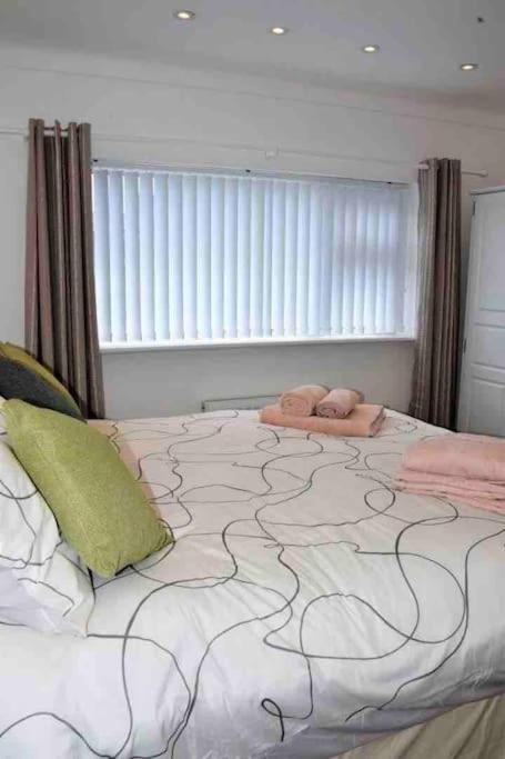 Five-Bedroom House photo 2