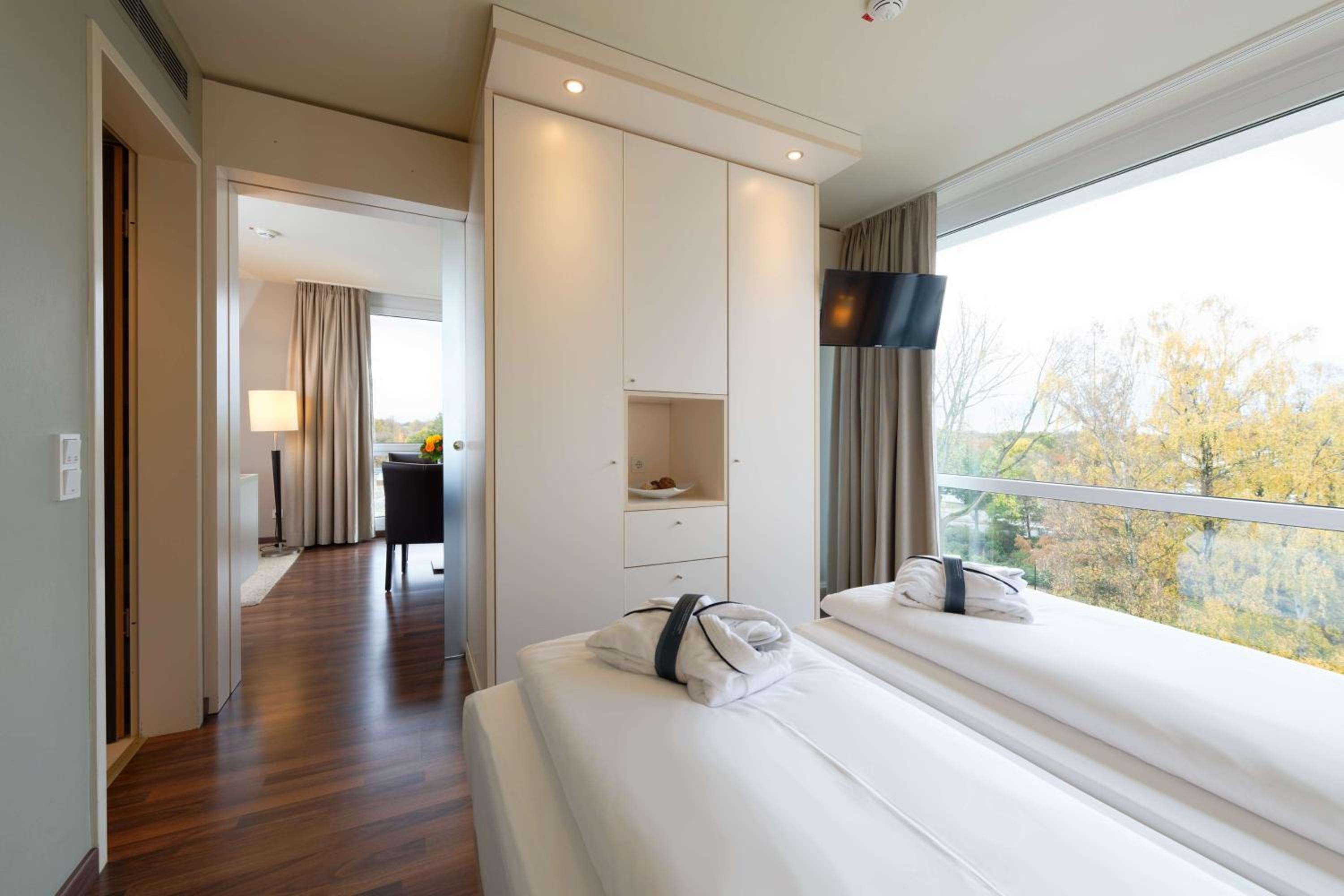 Suite with Balcony - Photo 4