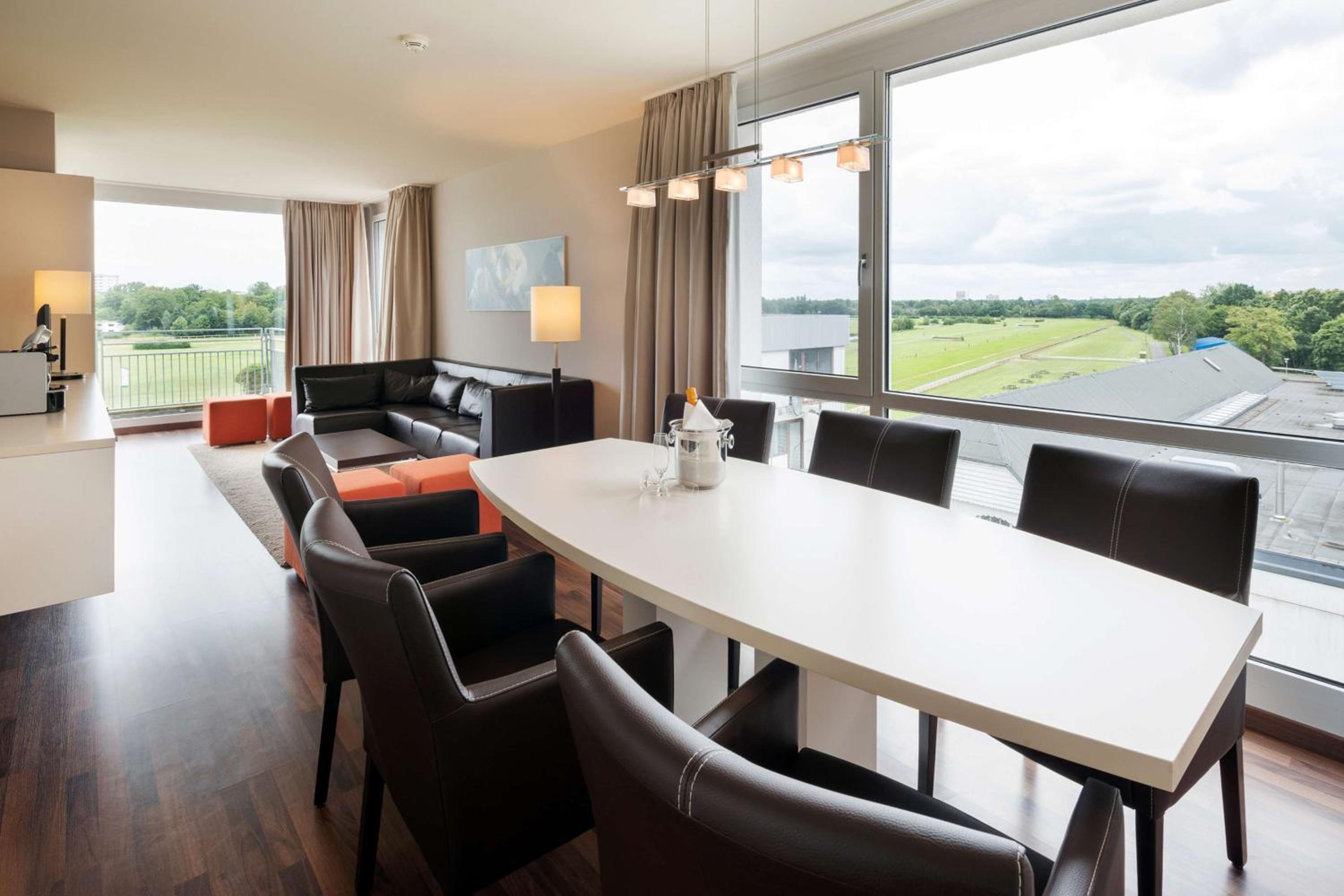 Suite with Balcony - Photo 2
