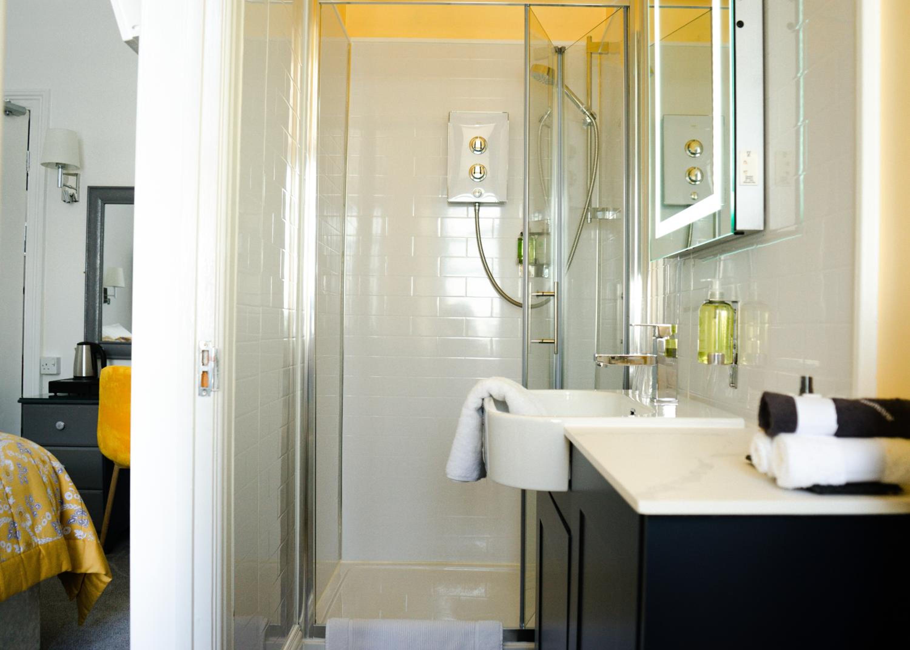 Standard King Room - Photo 8