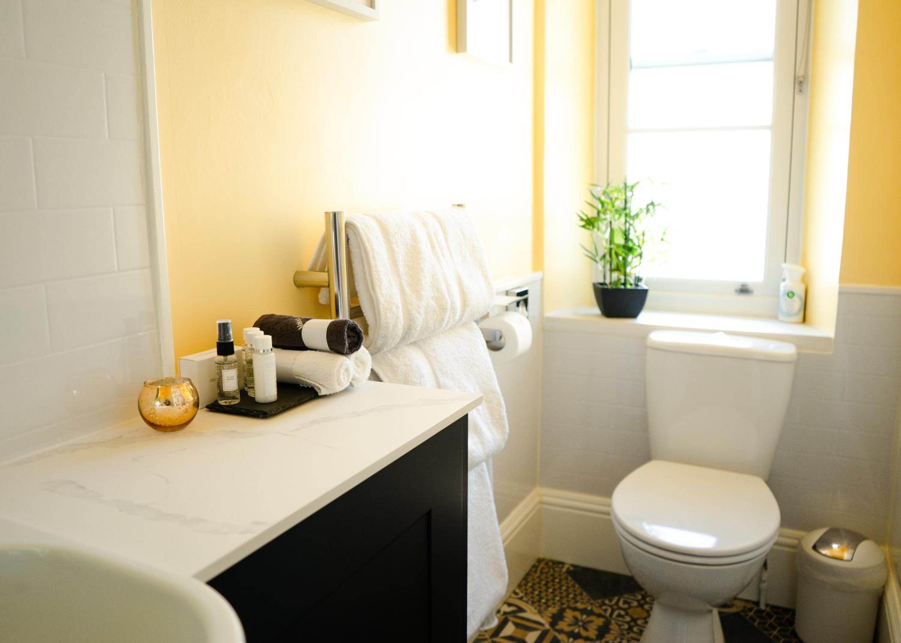 Standard King Room - Photo 9