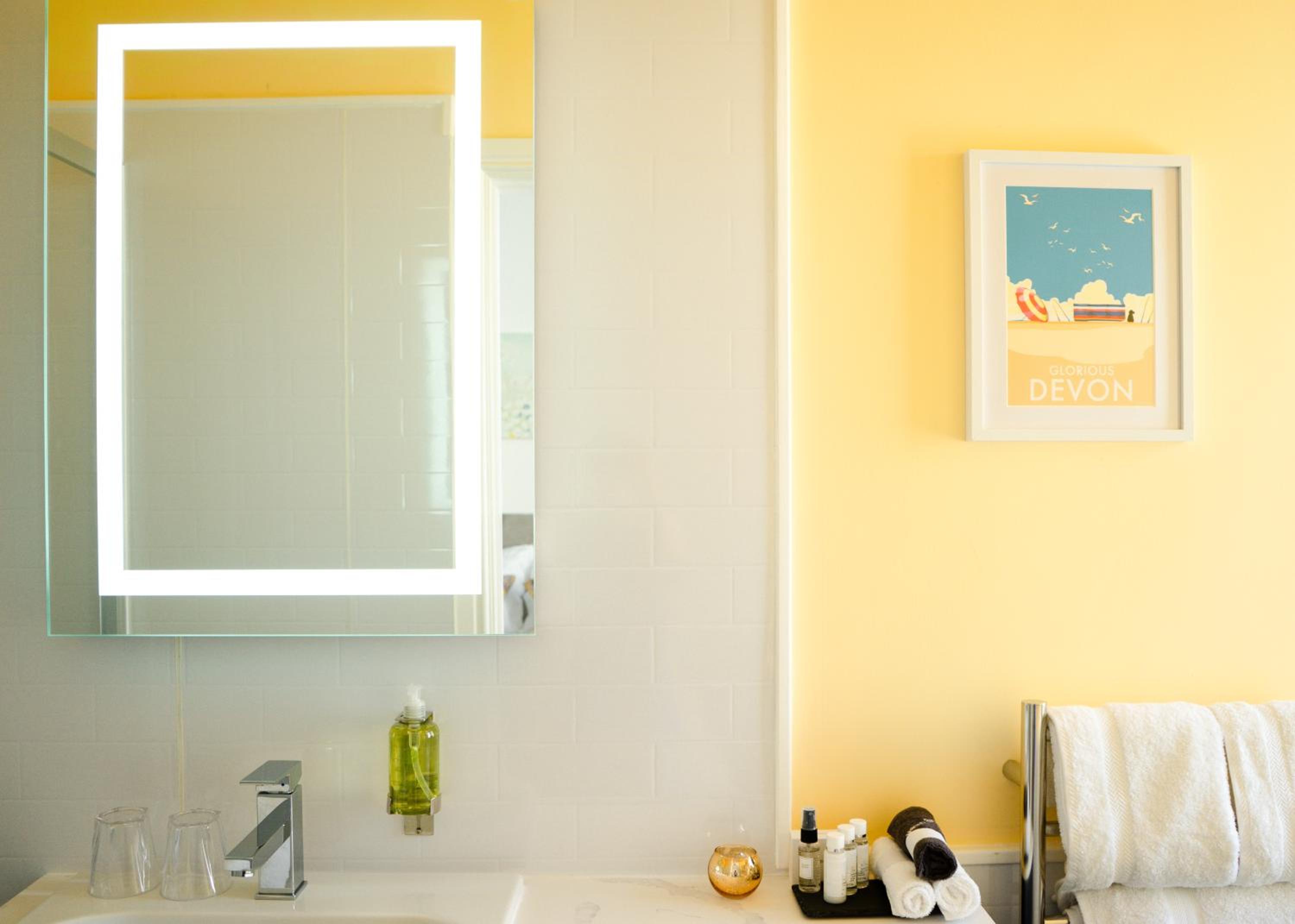Standard King Room - Photo 10