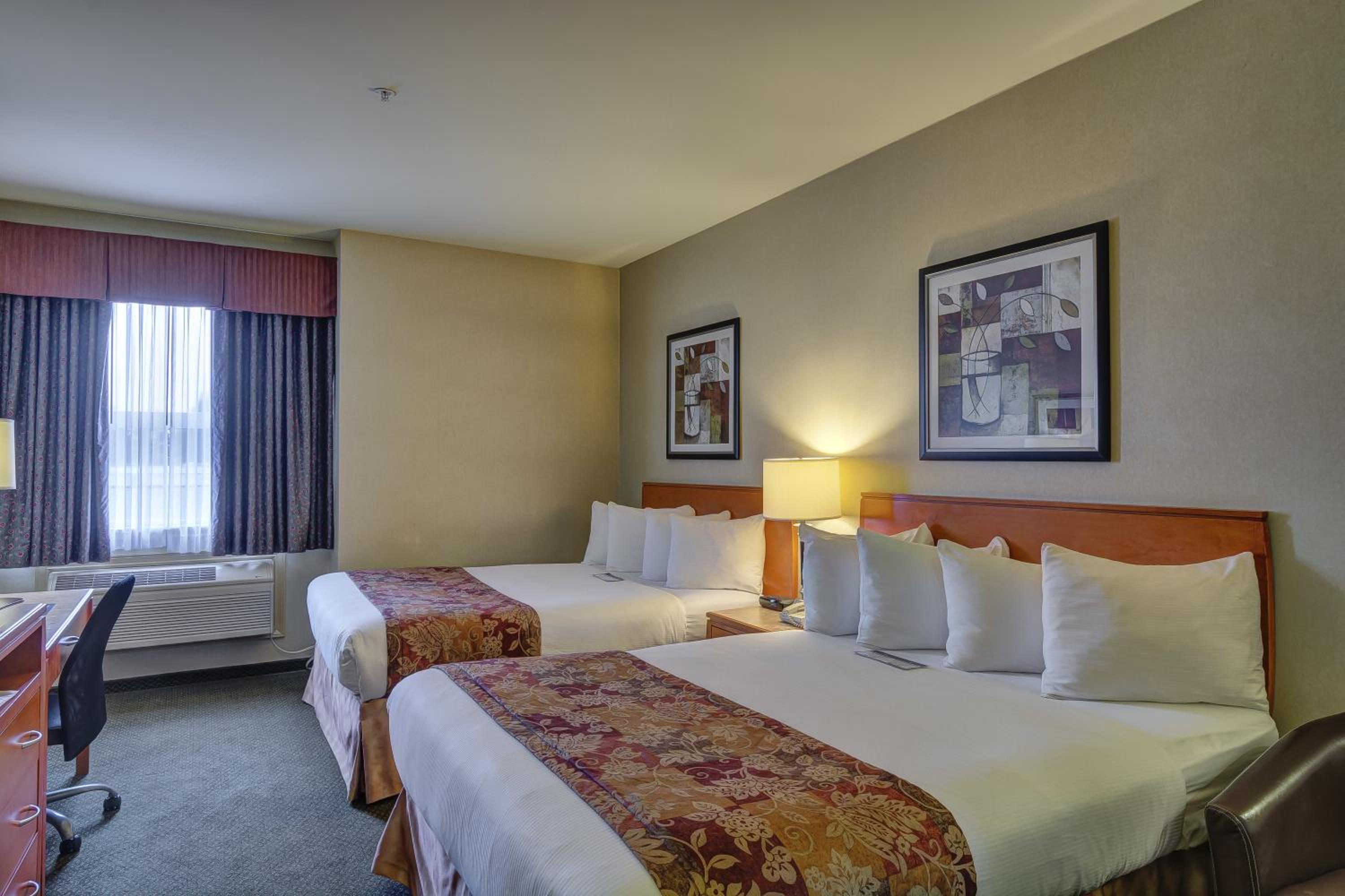 Deluxe Queen Room with Two Queen Beds - Non-Smoking - Photo 4