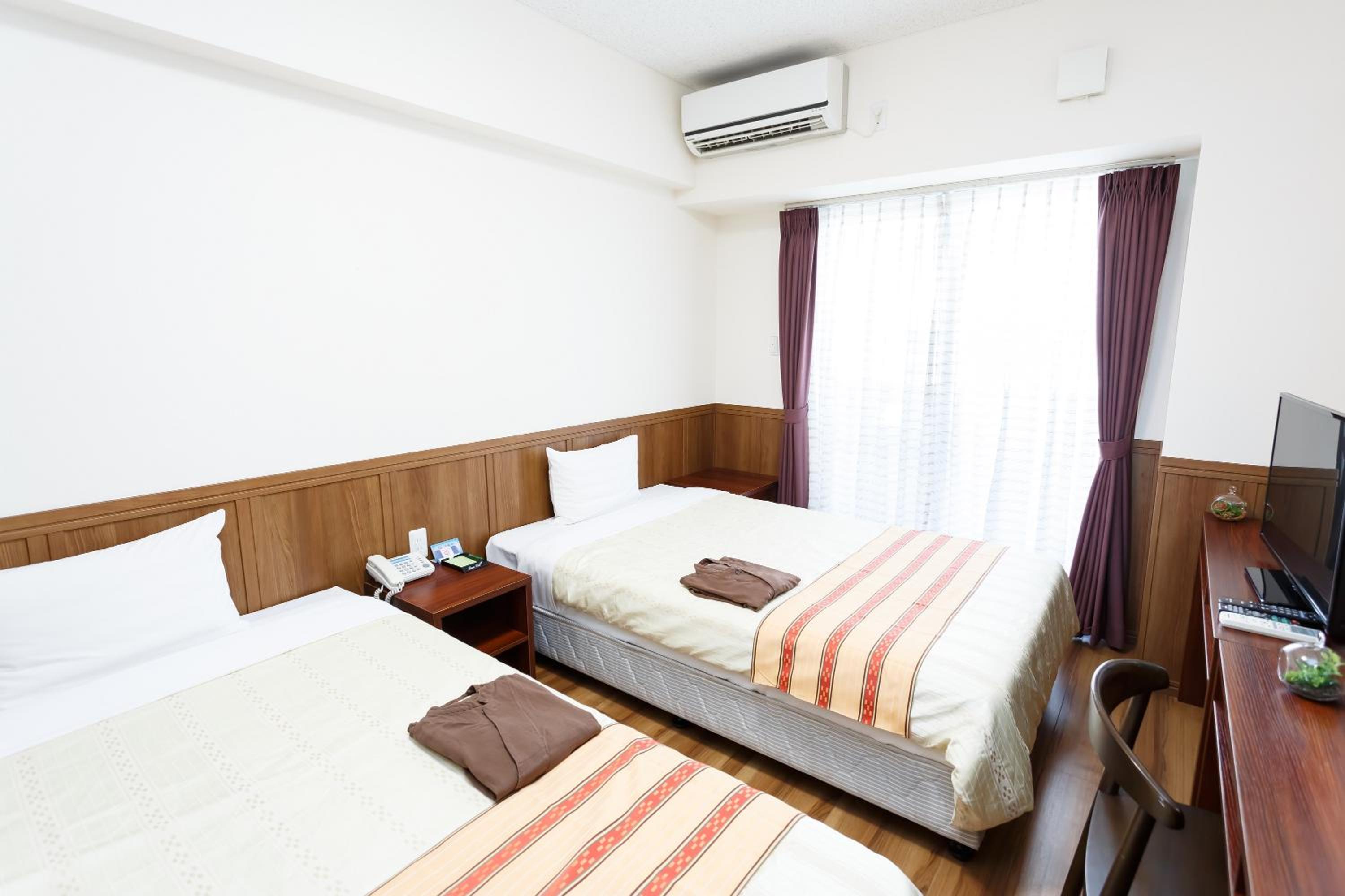 Twin Room - Non-Smoking photo 1