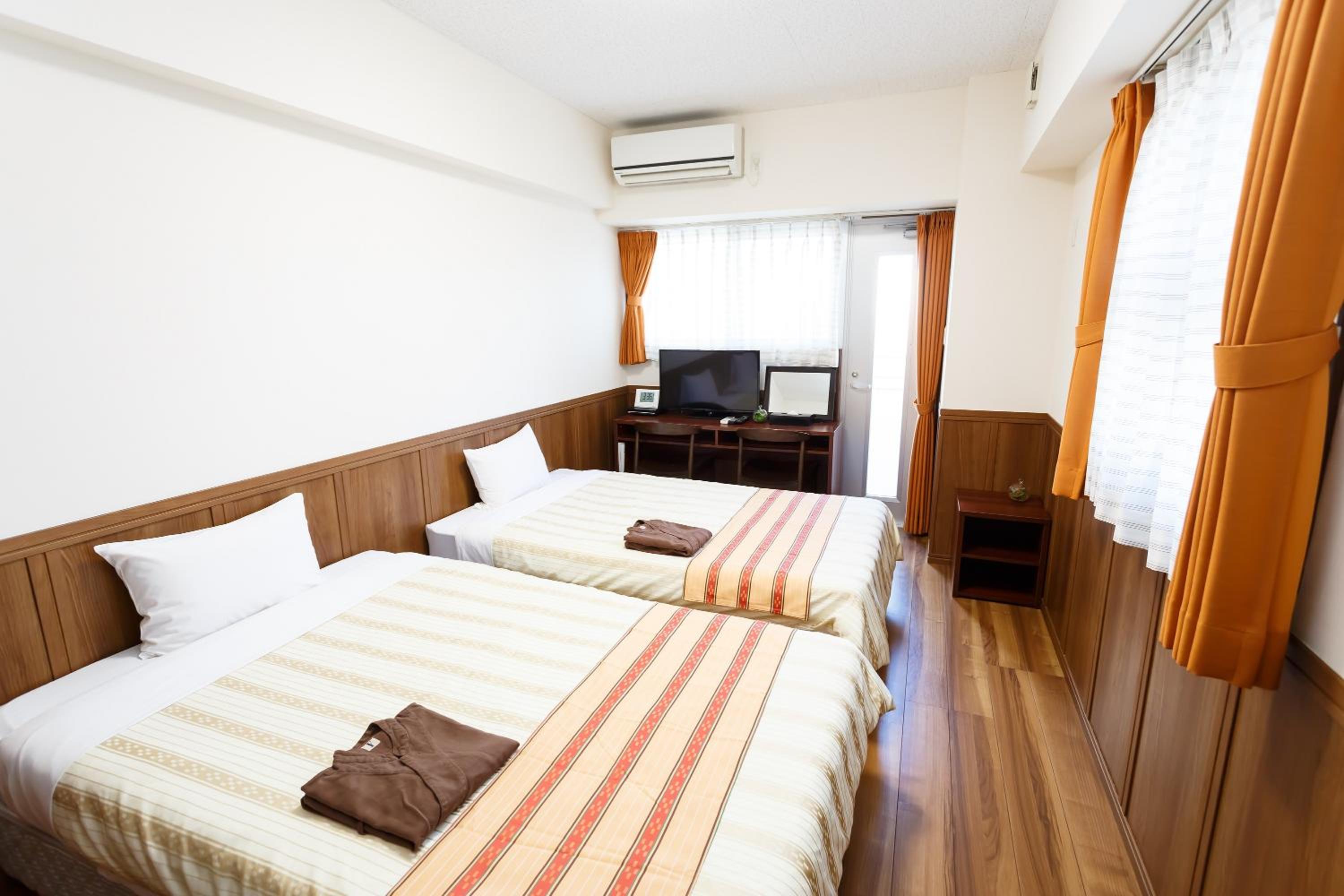 Corner Twin Room - Non-Smoking photo 1