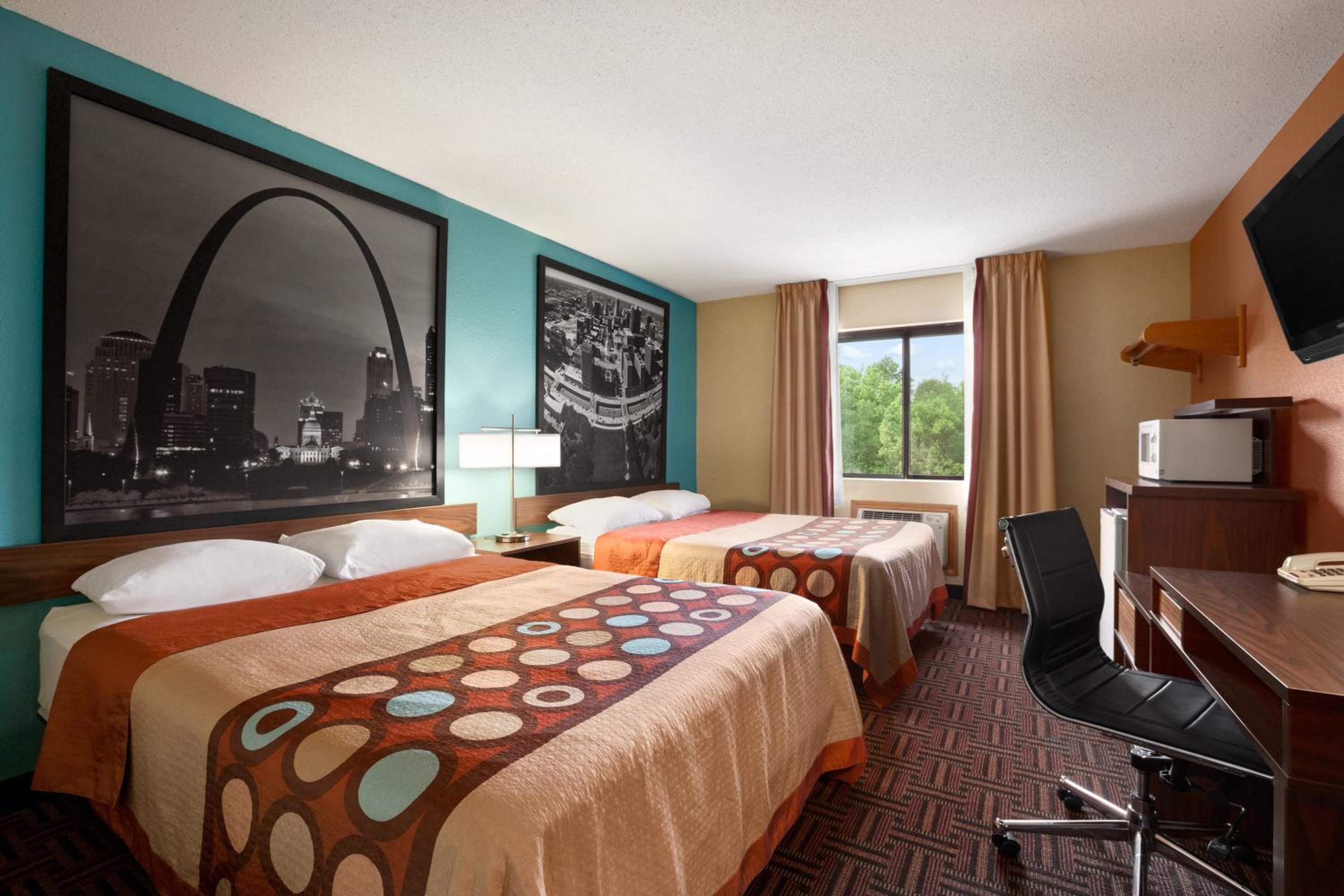 Queen Room with Two Queen Beds - Non-Smoking - Photo 1