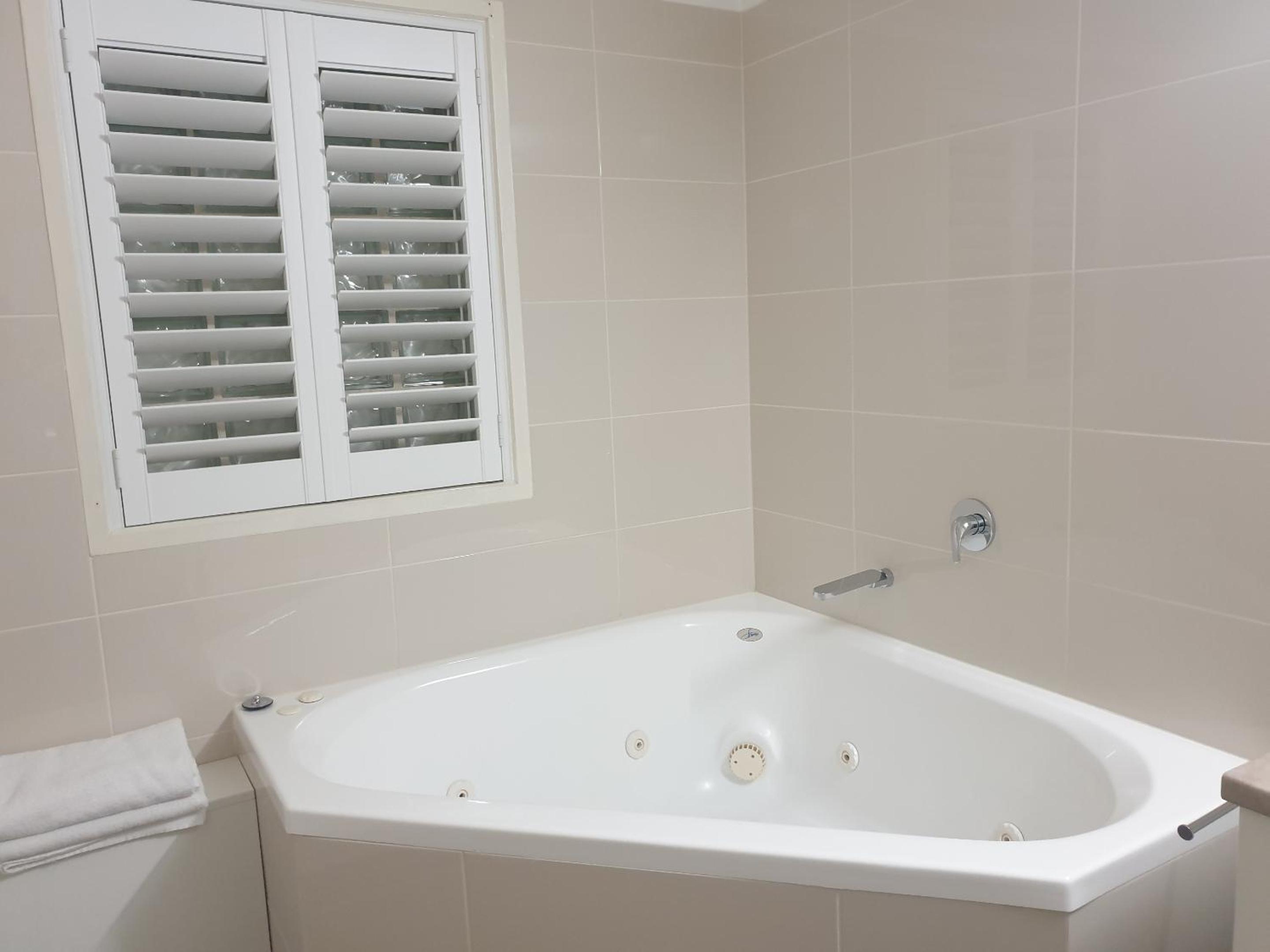 King Room with Spa Bath - Photo 2