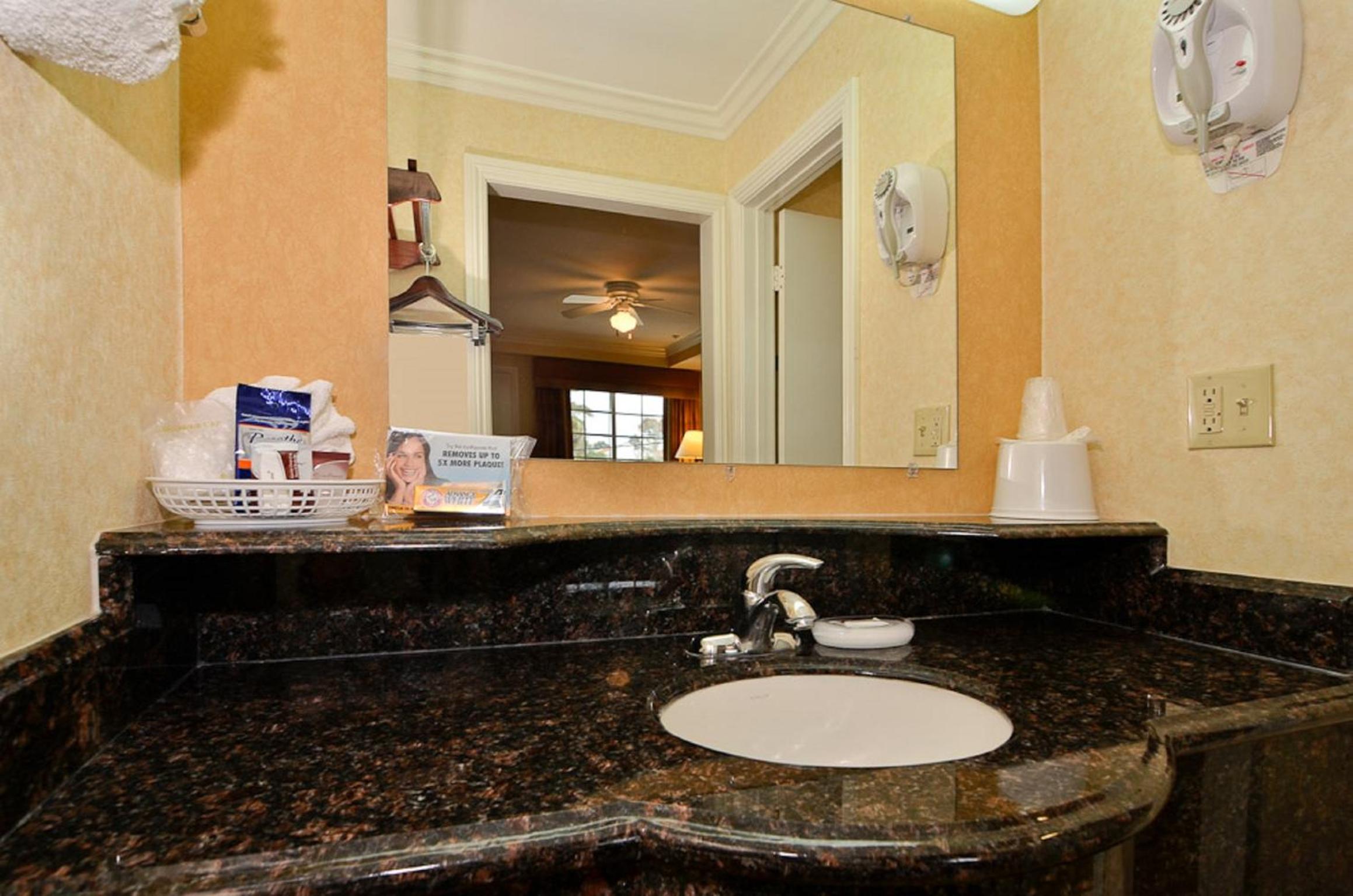 Standard King Room - Non-Smoking  - Photo 3