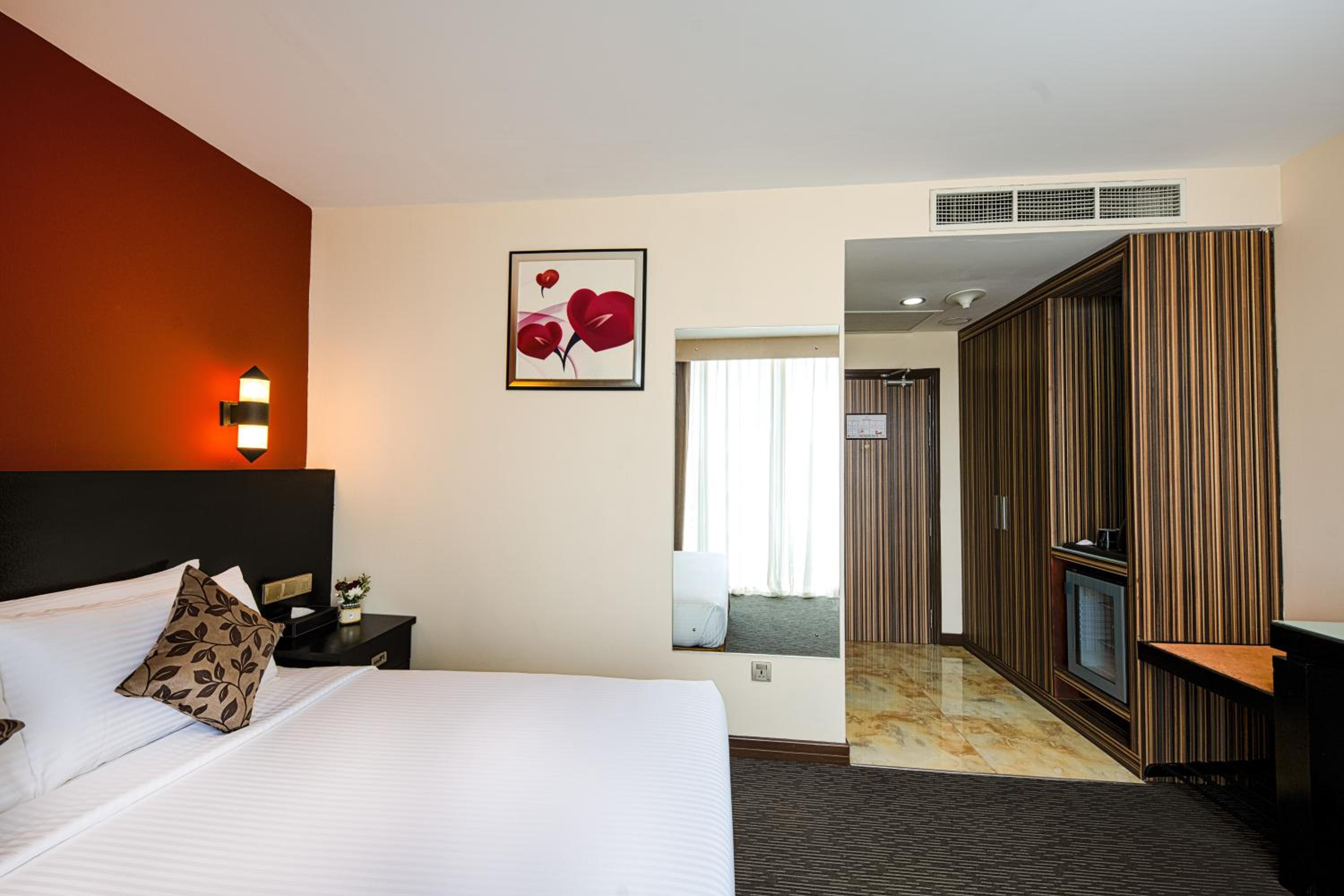 Superior King Room with Balcony photo 2
