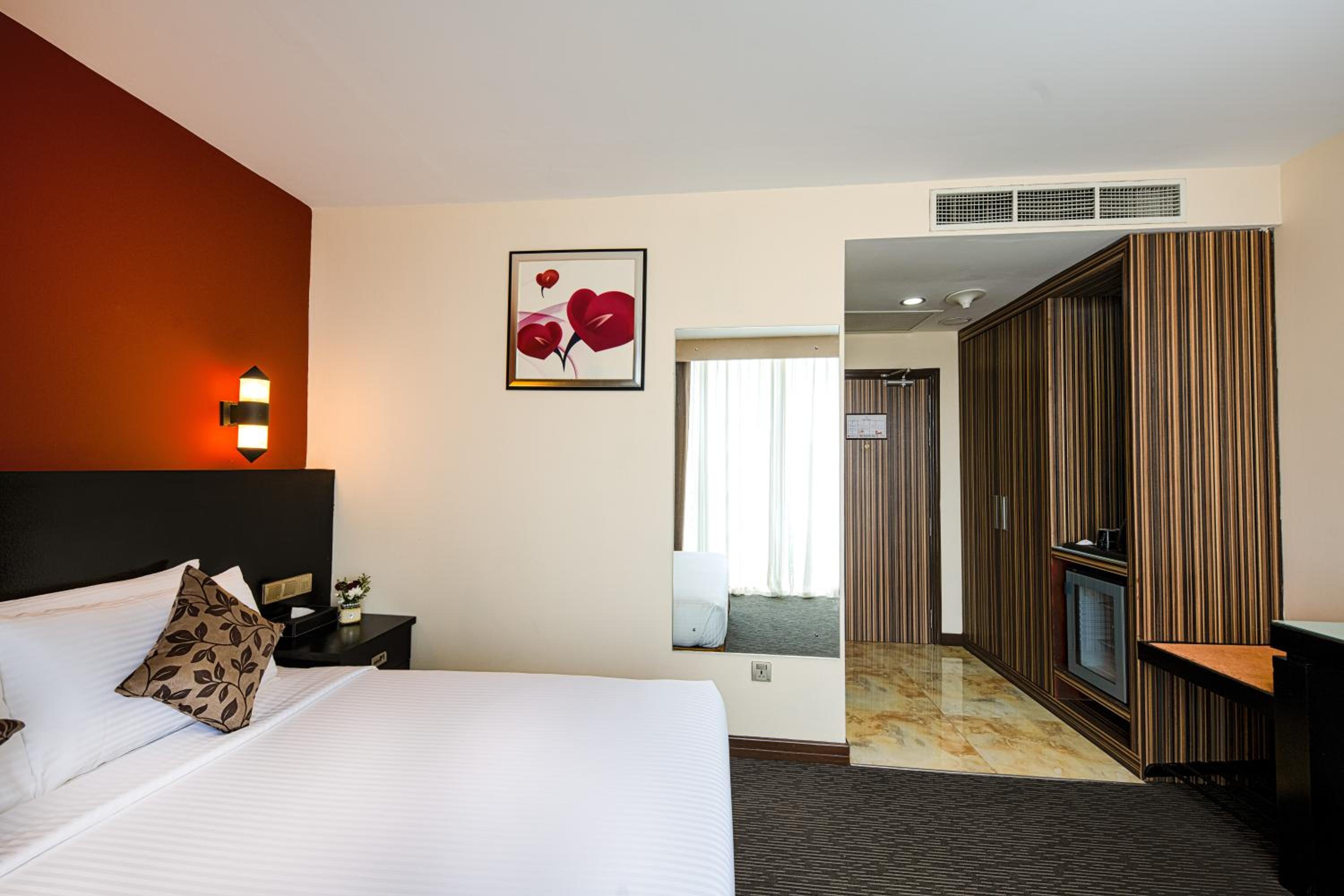 Deluxe King Room with Balcony photo 2