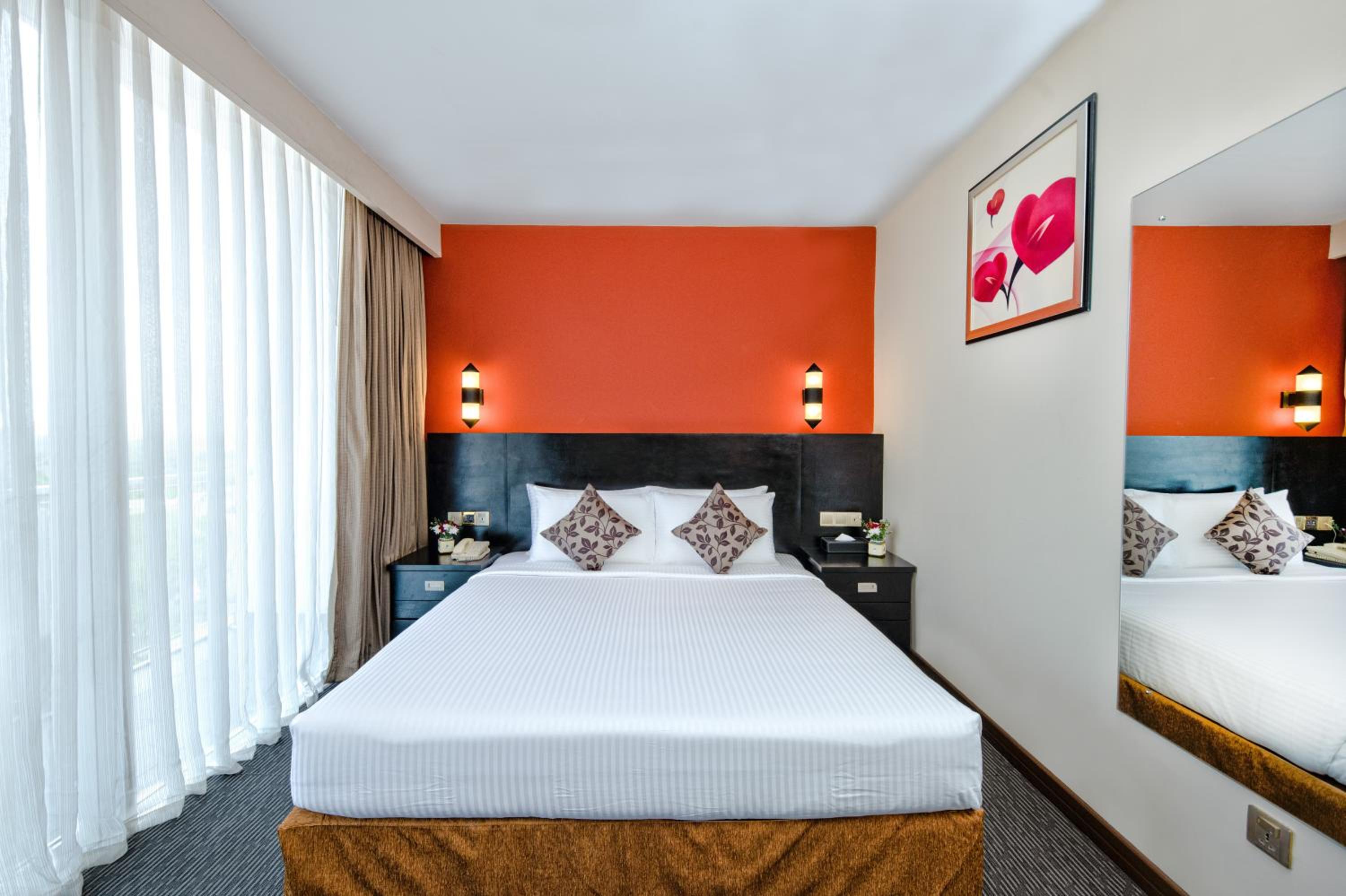 Deluxe King Room with Balcony photo 3