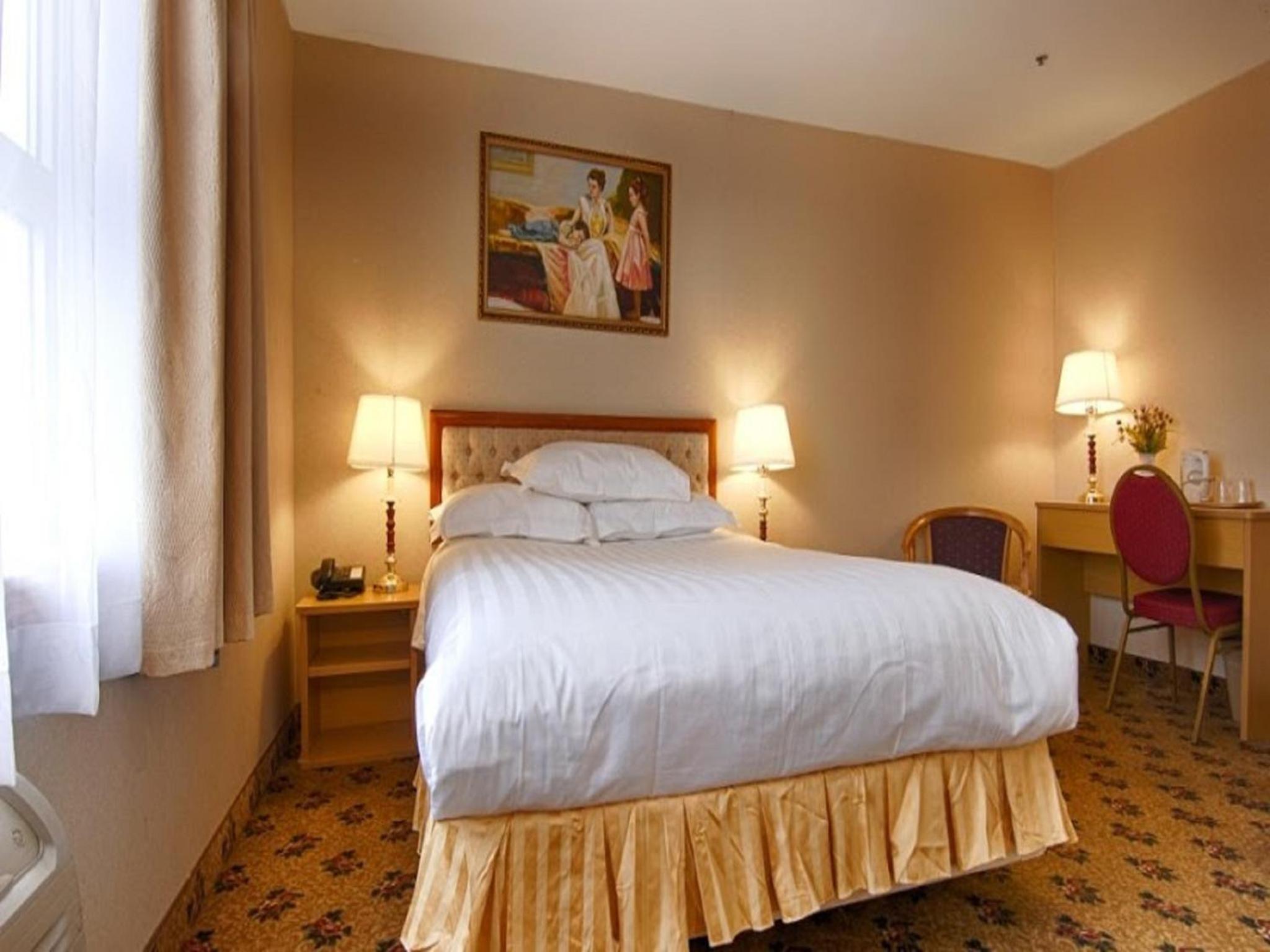 Queen Room photo 2