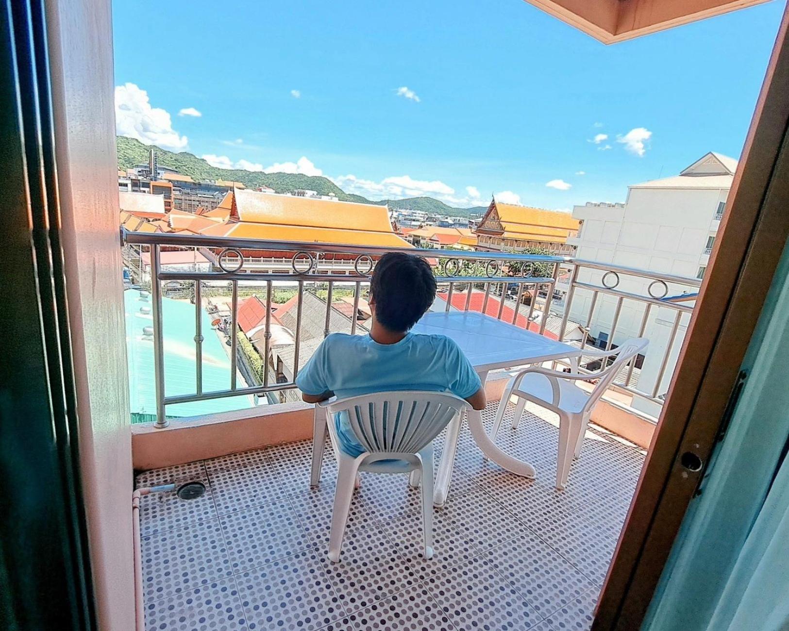 Premier City View with Bathtub - Photo 4