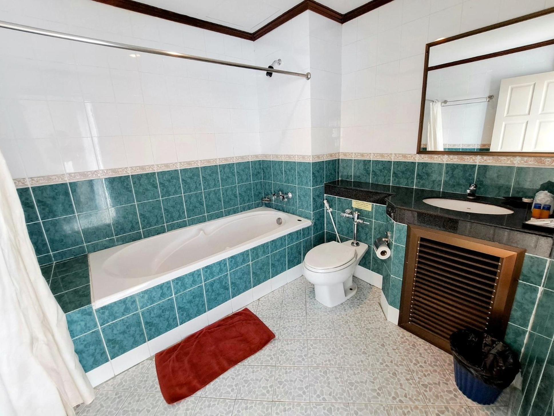 Premier City View with Bathtub - Photo 10