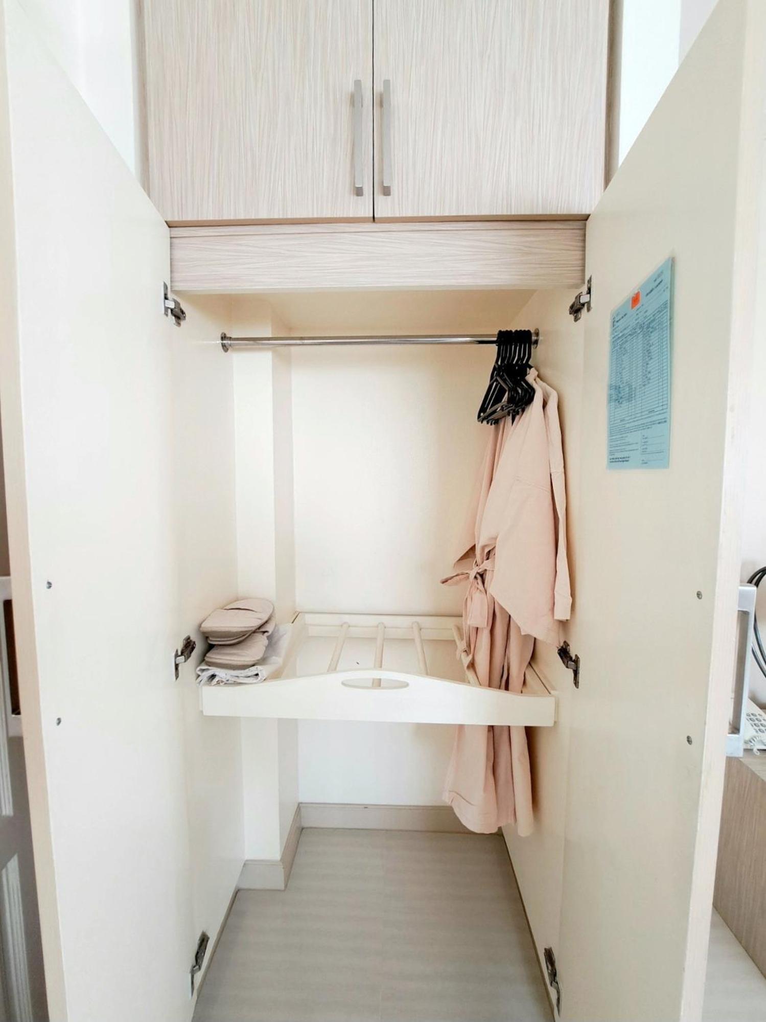 Premier City View with Bathtub - Photo 7