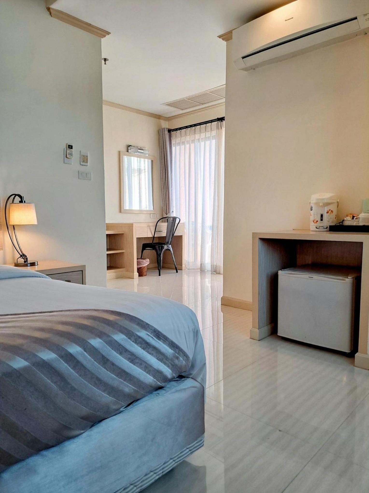 Premier City View with Bathtub - Photo 9