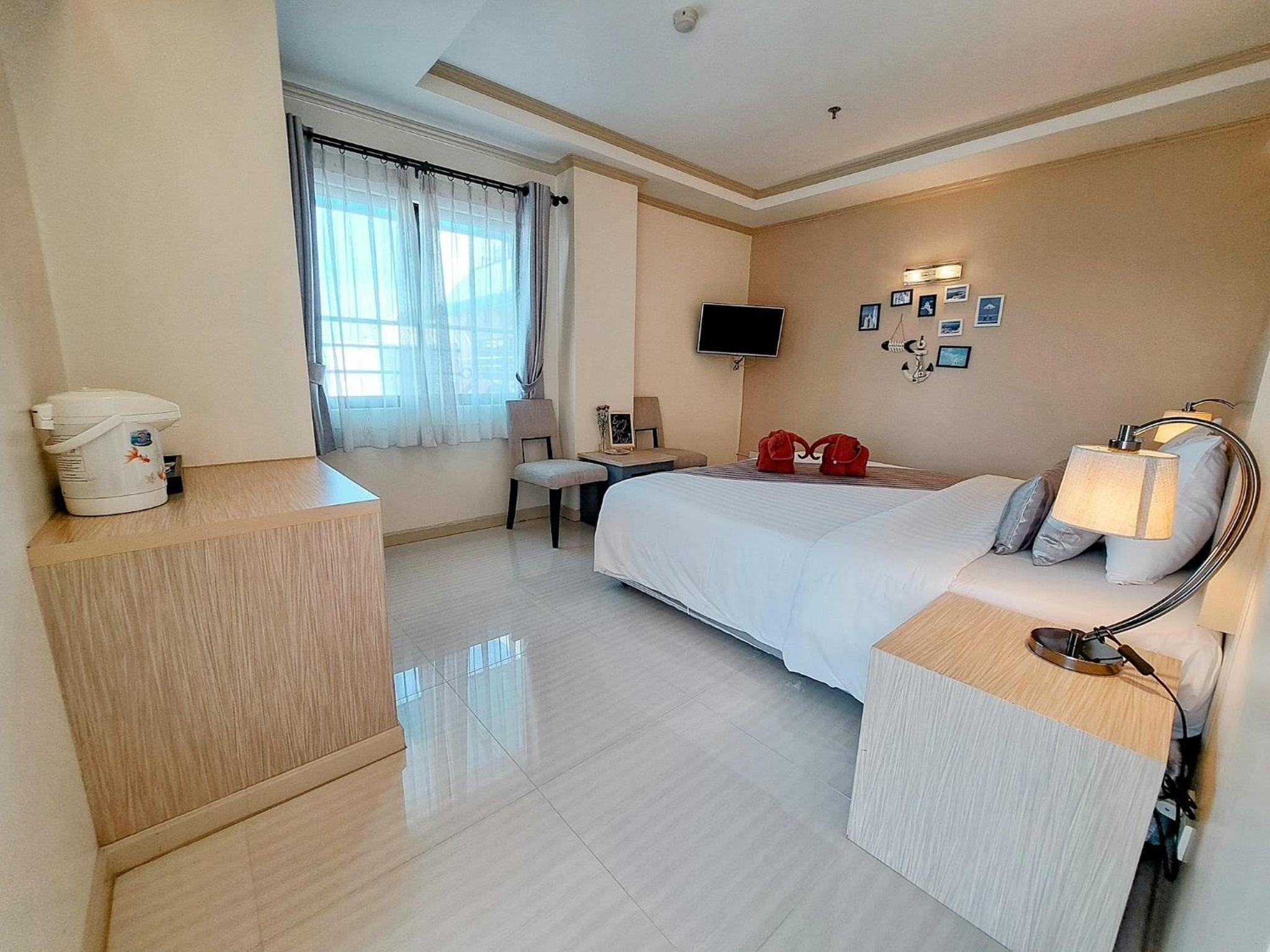 Premier City View with Bathtub - Photo 11