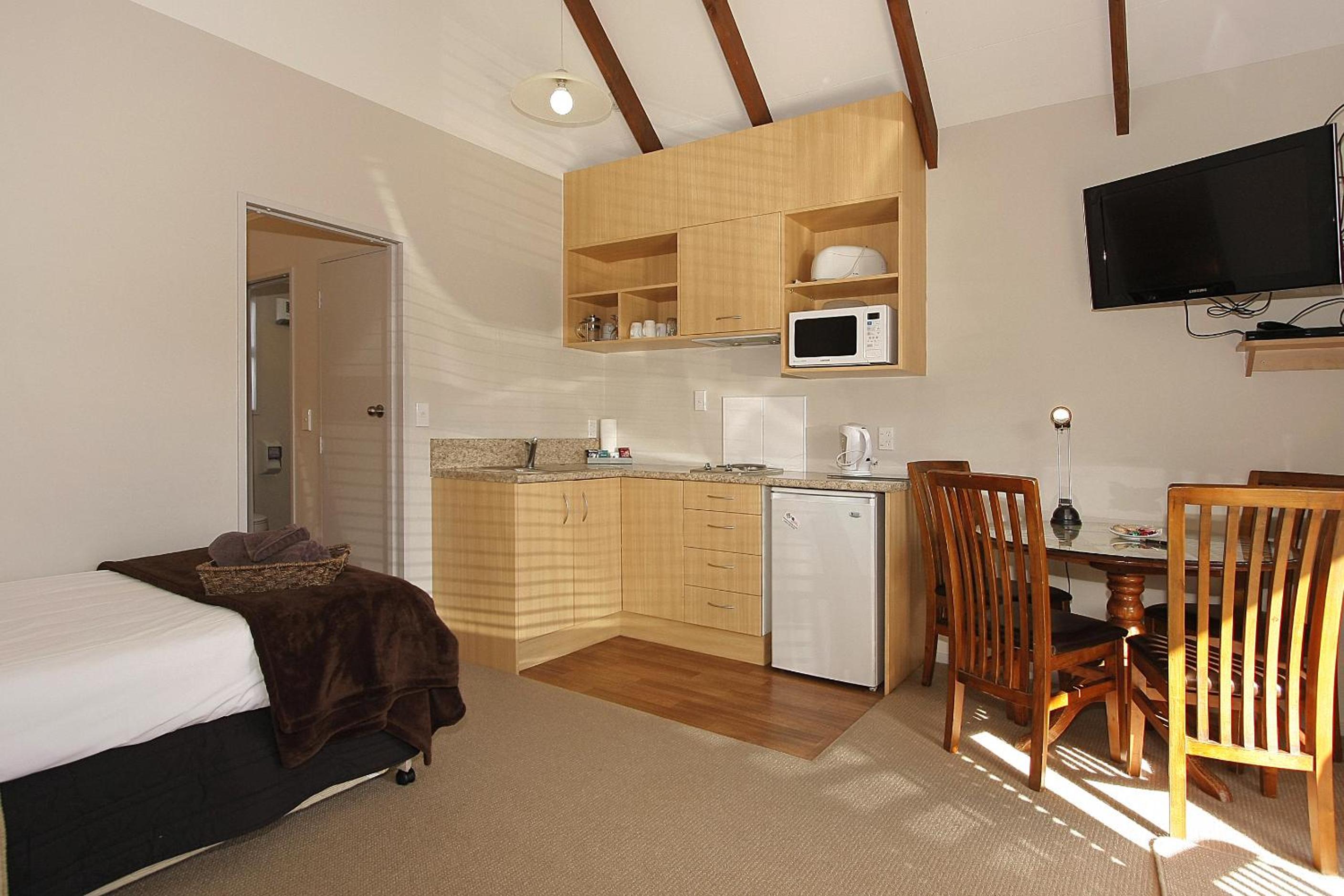 One-Bedroom Apartment - Photo 2