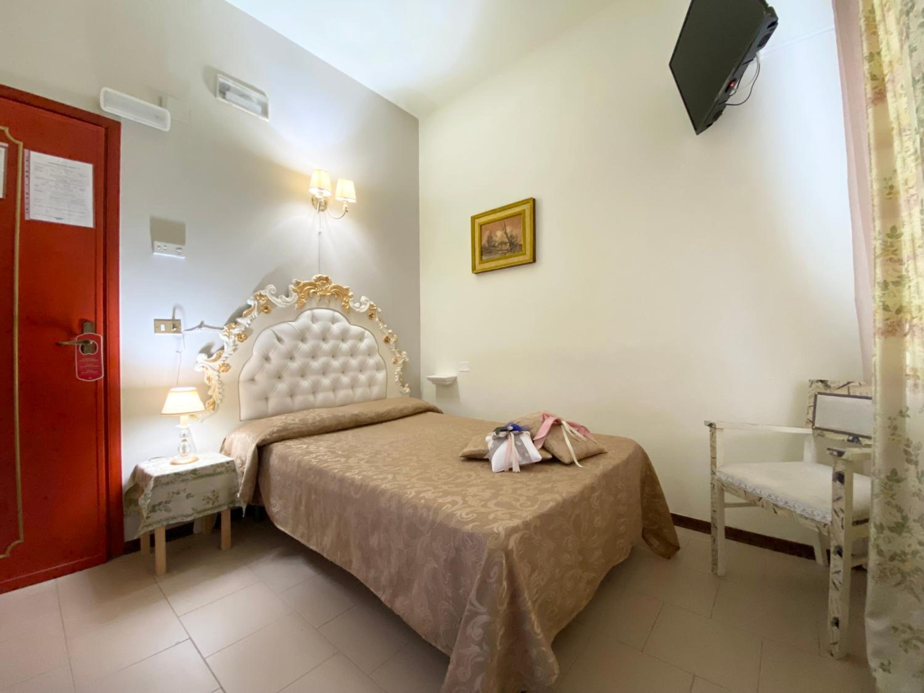 Economy Double Room photo 1