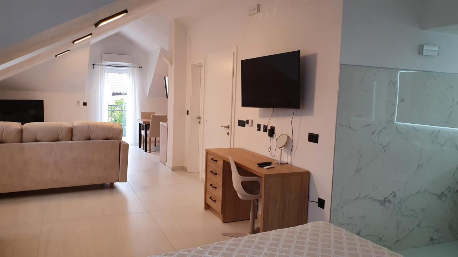 Apartment with Balcony - Photo 6