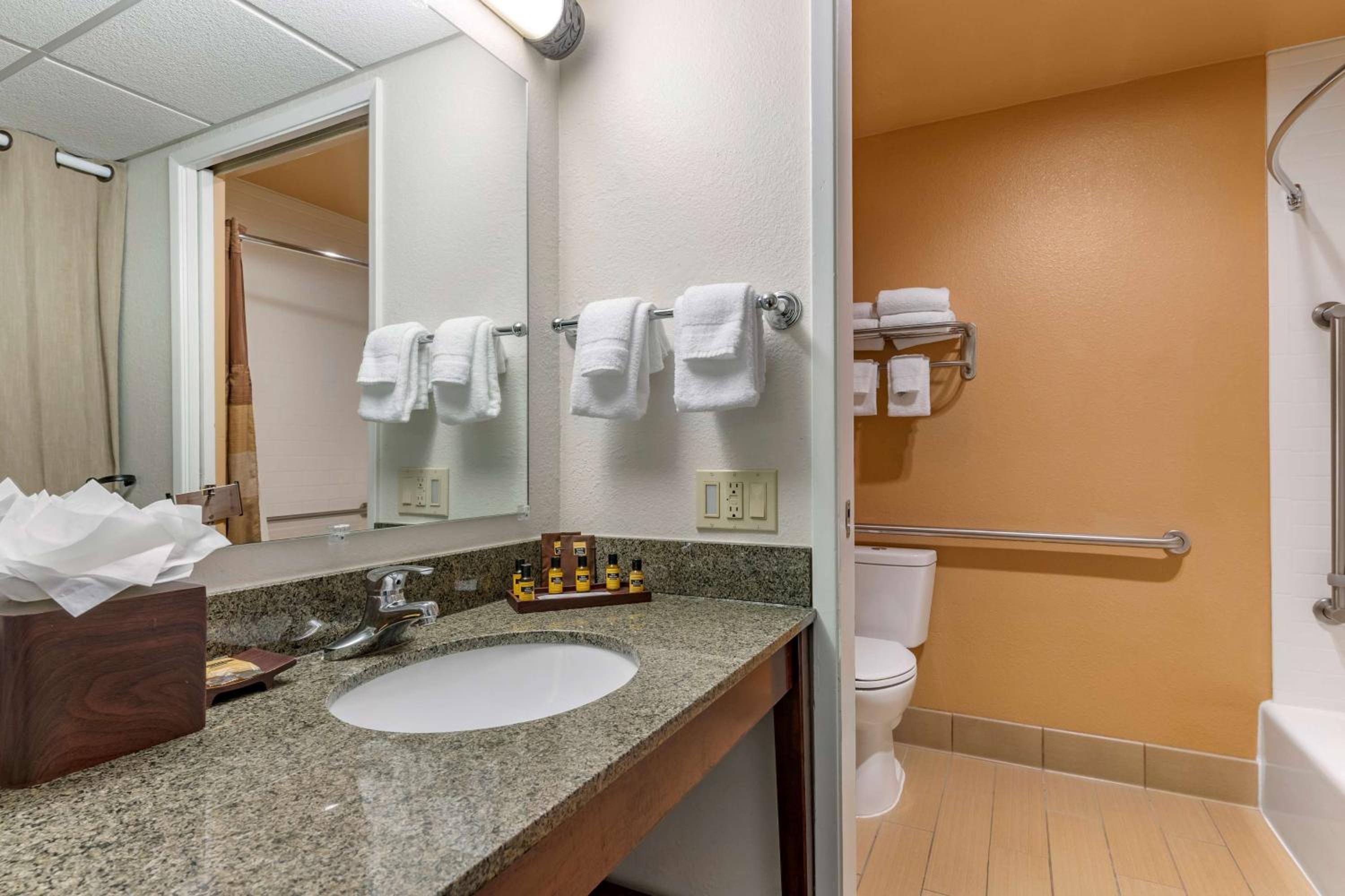 Queen Room with Two Queen Beds and Bath Tub - Disability Access/Non-Smoking  - Photo 2