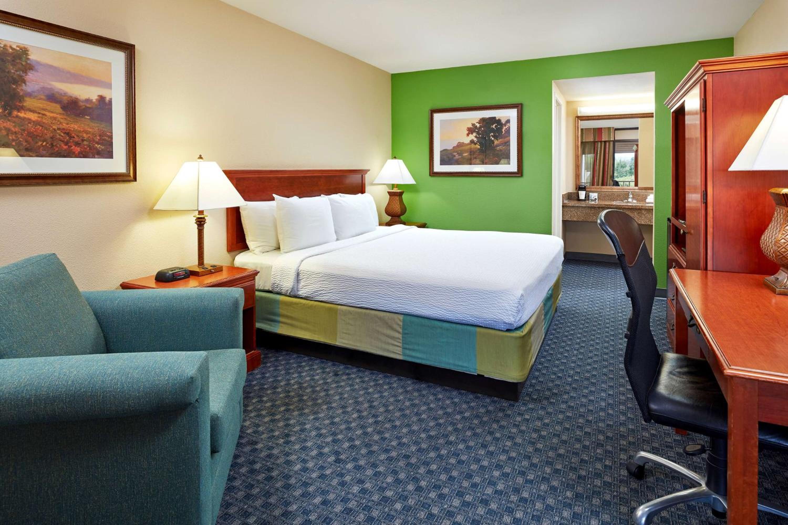 Queen Room - Disability Access - Photo 1