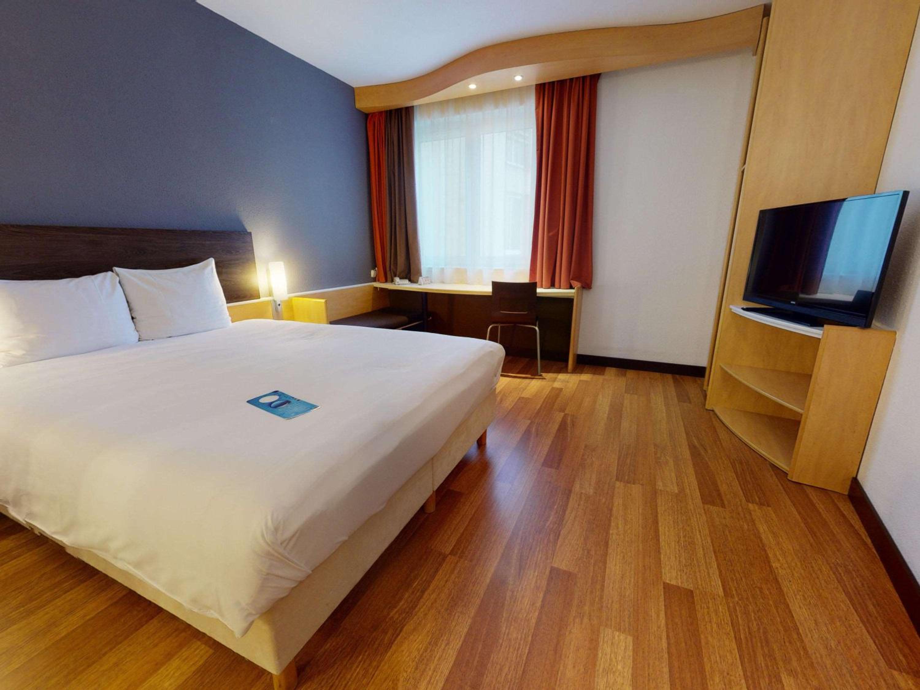 Room with 1 double bed photo 3