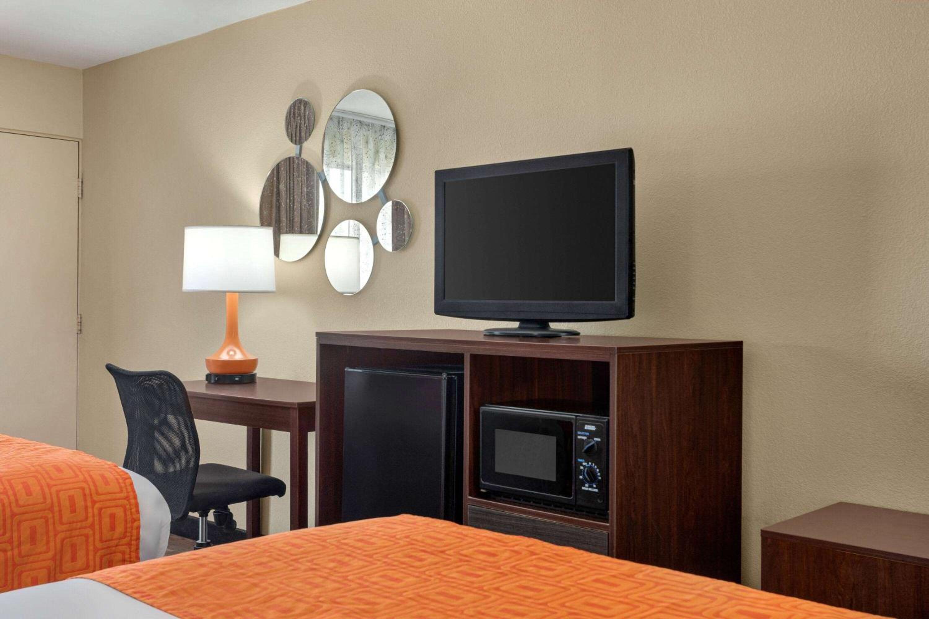 Queen Room with Two Queen Beds - Non-Smoking - Photo 6