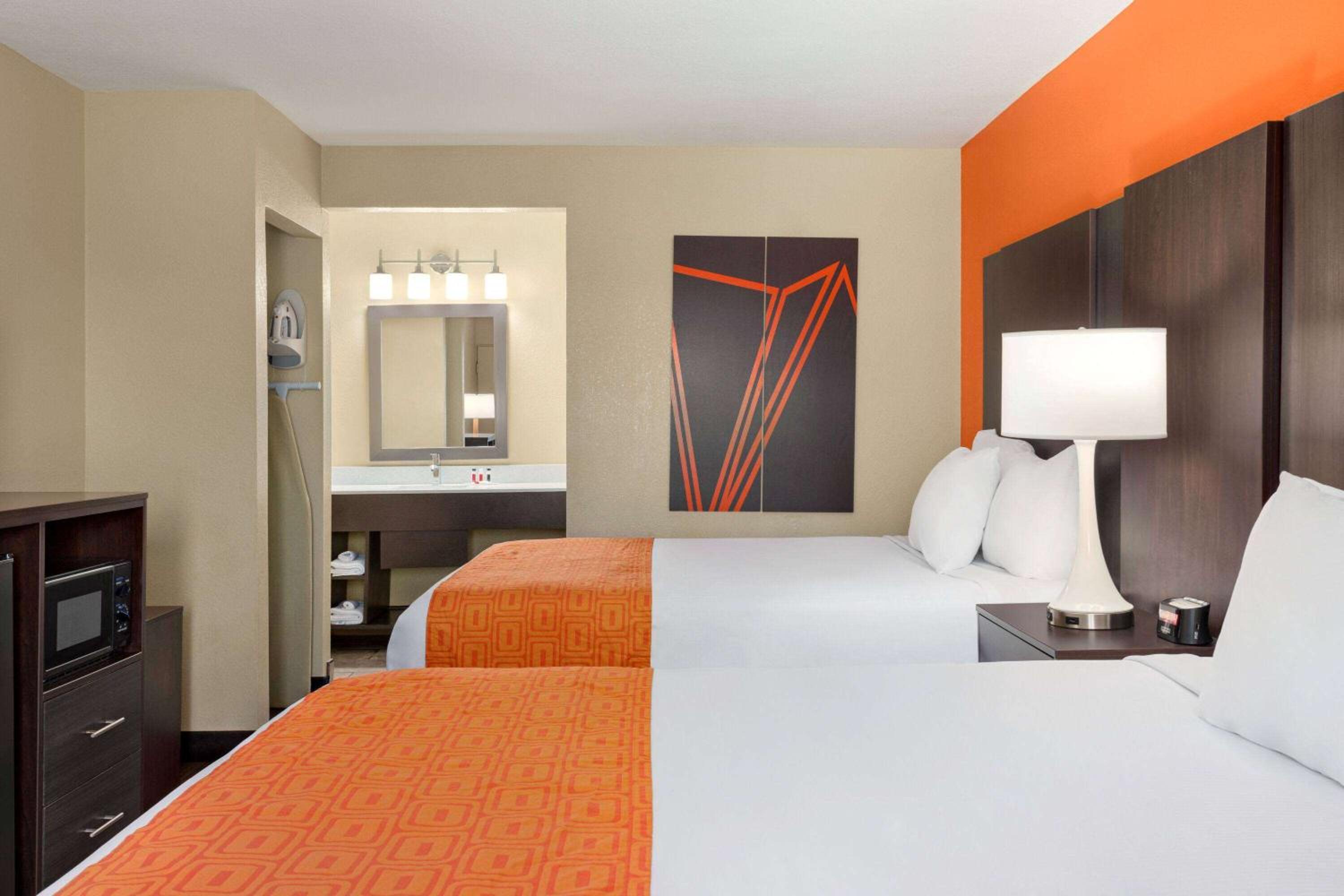 Queen Room with Two Queen Beds - Non-Smoking - Photo 1