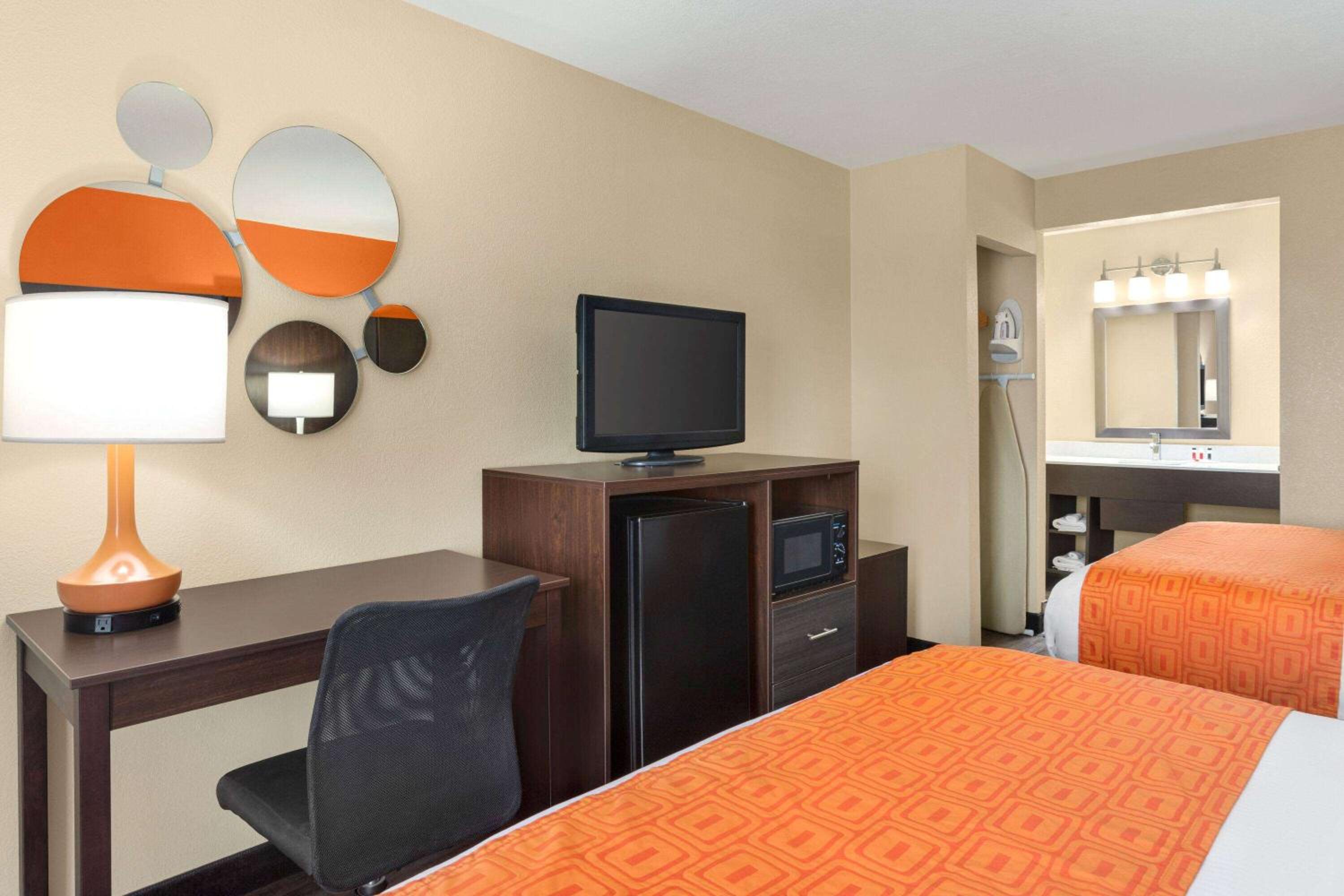 Queen Room with Two Queen Beds - Non-Smoking - Photo 5