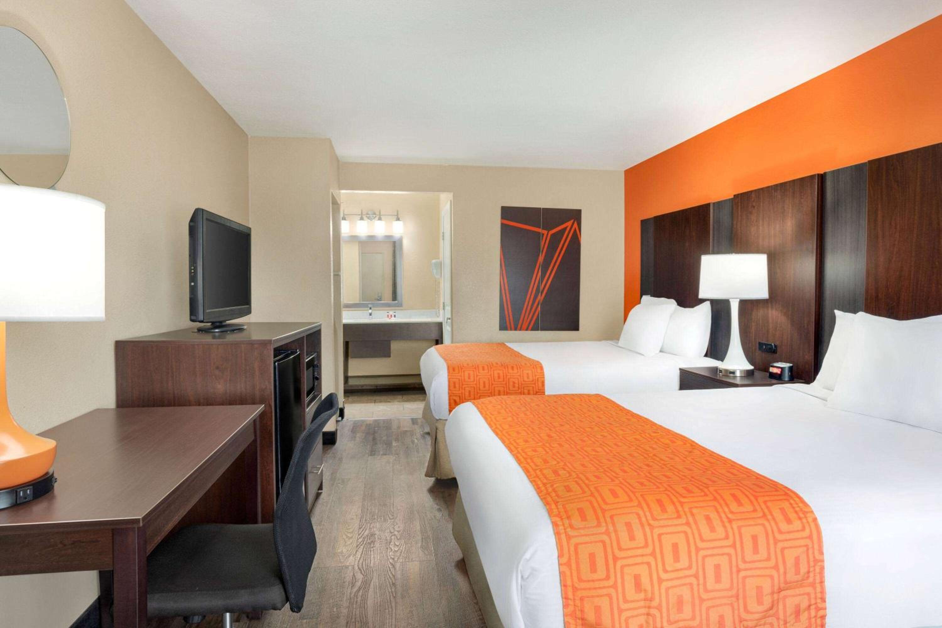 Queen Room with Two Queen Beds - Non-Smoking - Photo 4