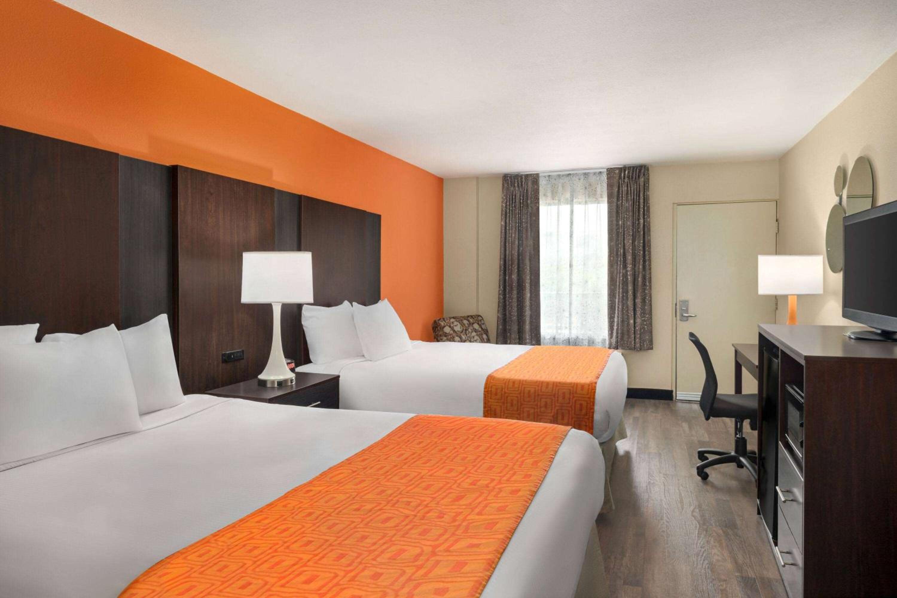 Queen Room with Two Queen Beds - Non-Smoking - Photo 2