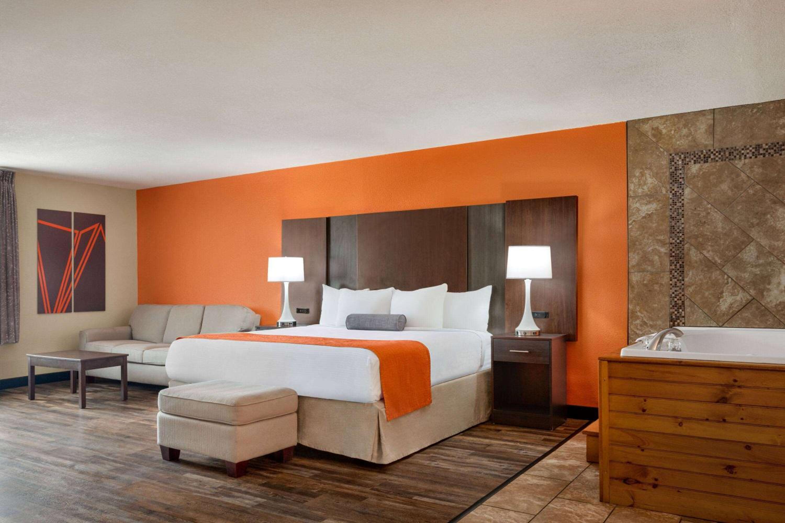 Deluxe King Suite - Non-Smoking - Photo 6