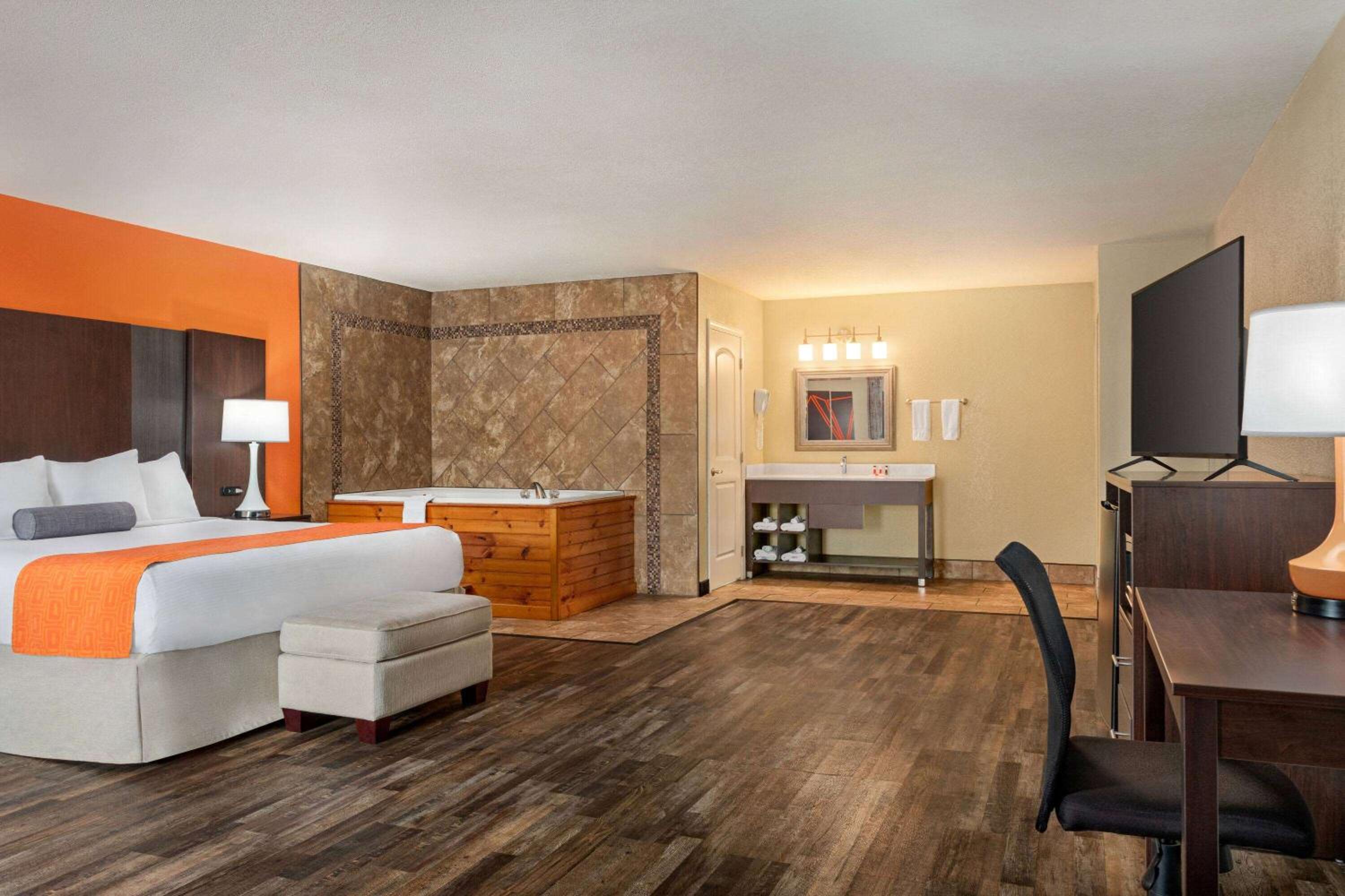 Deluxe King Suite - Non-Smoking - Photo 7