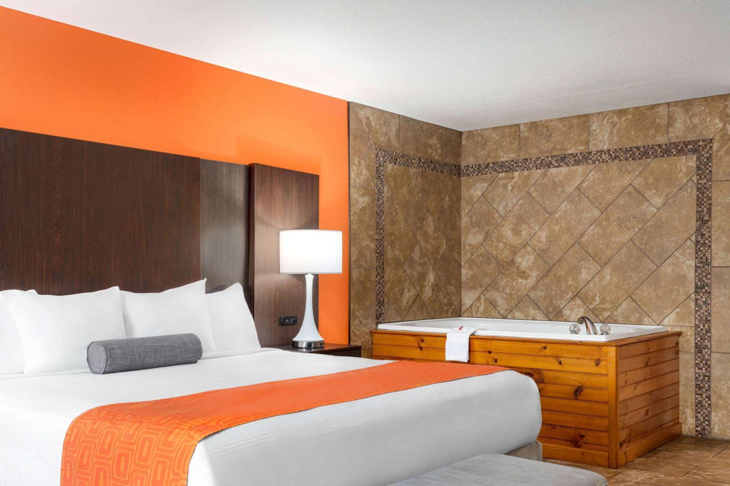 Deluxe King Suite - Non-Smoking - Photo 4