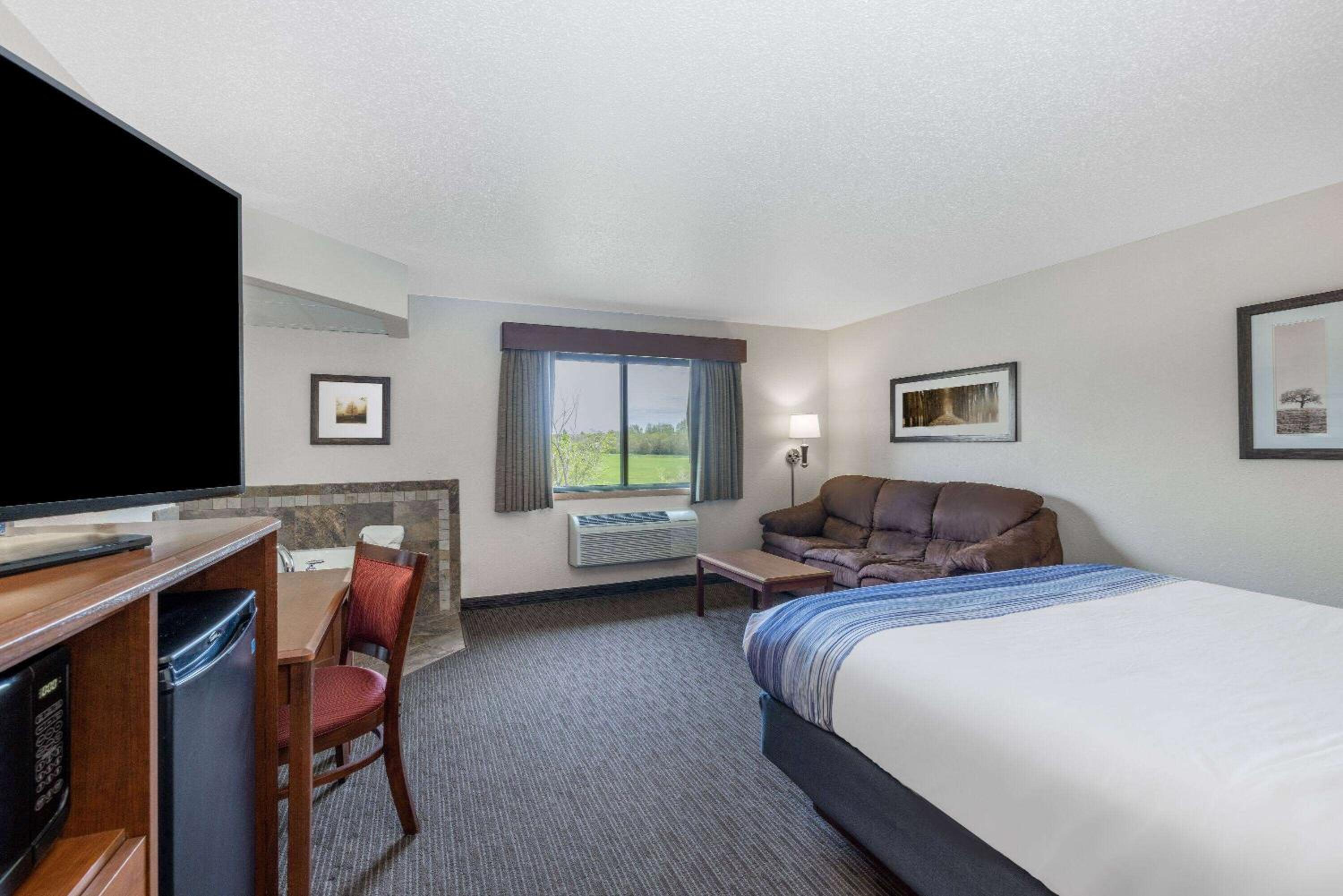 Deluxe King Room - Non-Smoking - Photo 3