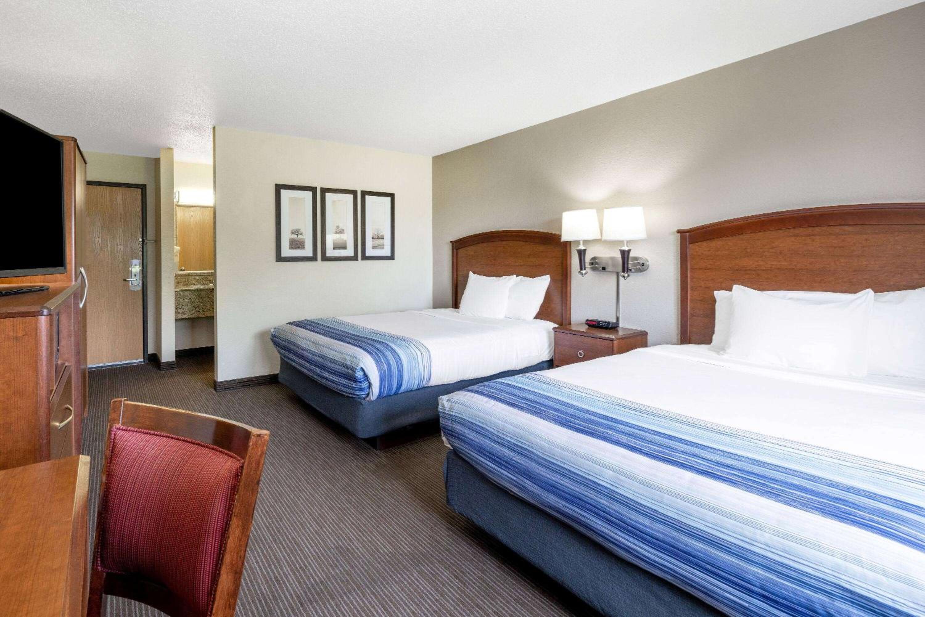 Queen Room with Two Queen Beds - Pet Friendly/Non-Smoking - Photo 5