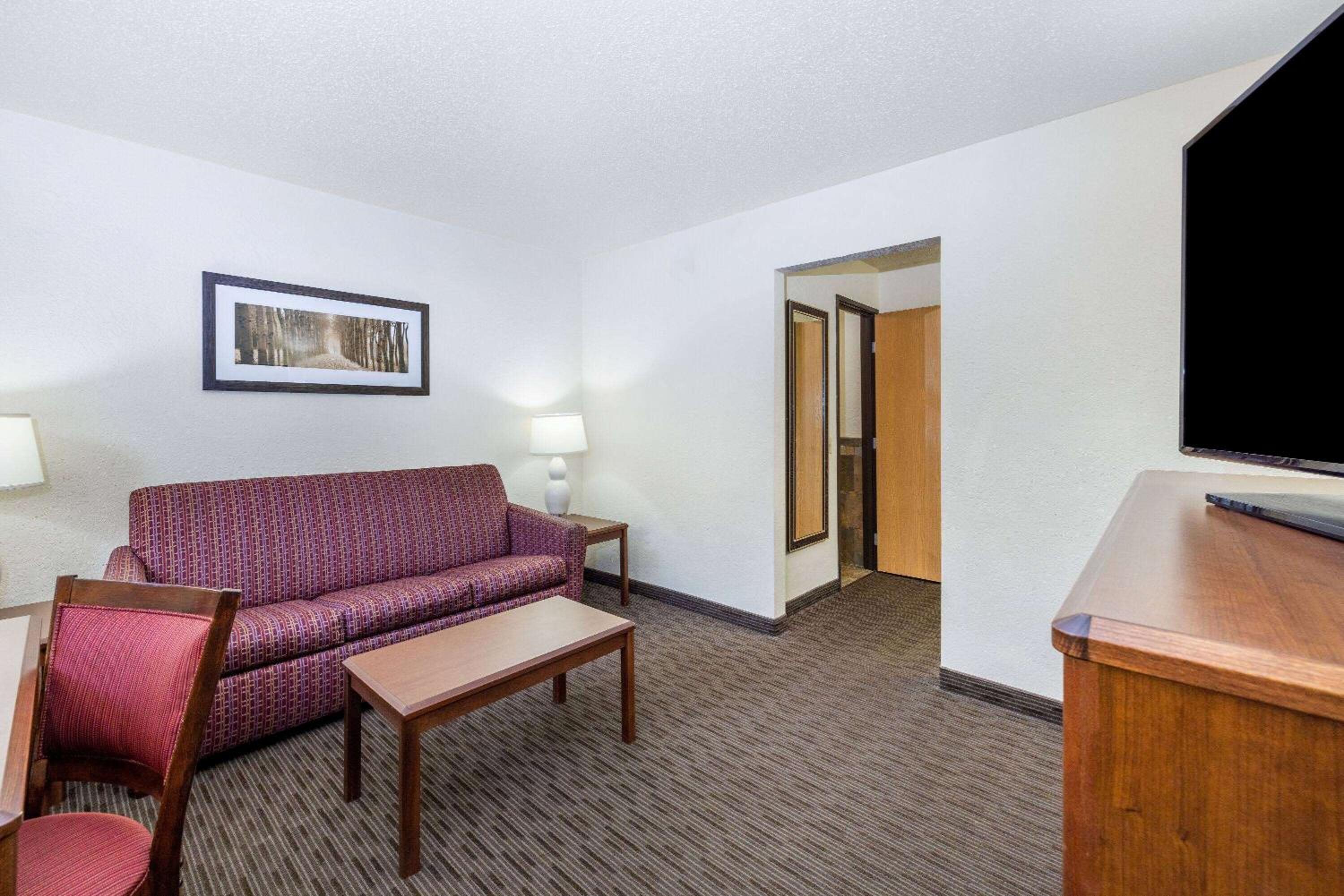 One-Bedroom King Suite - Non-Smoking - Photo 2