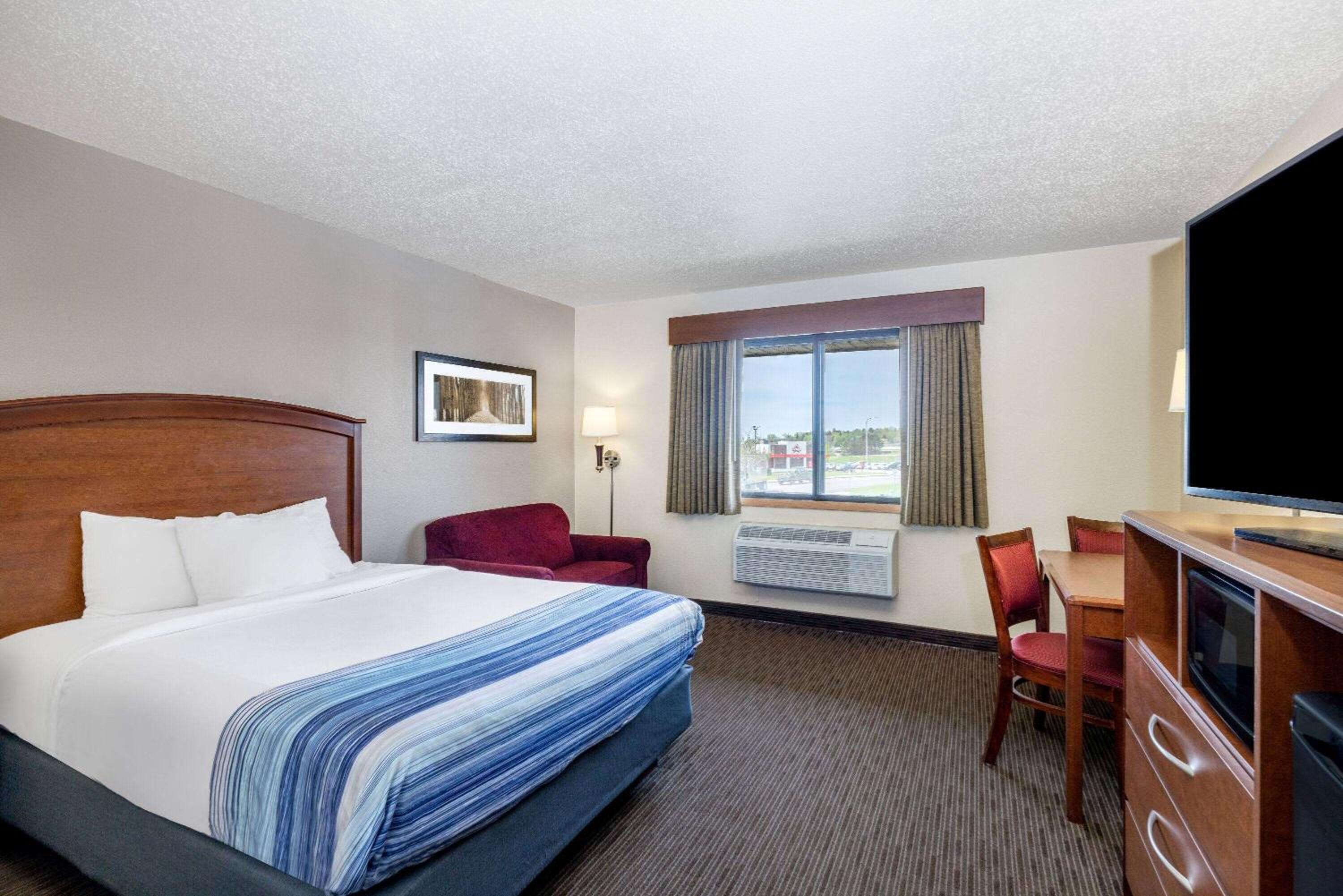King Room - Non-Smoking - Photo 8
