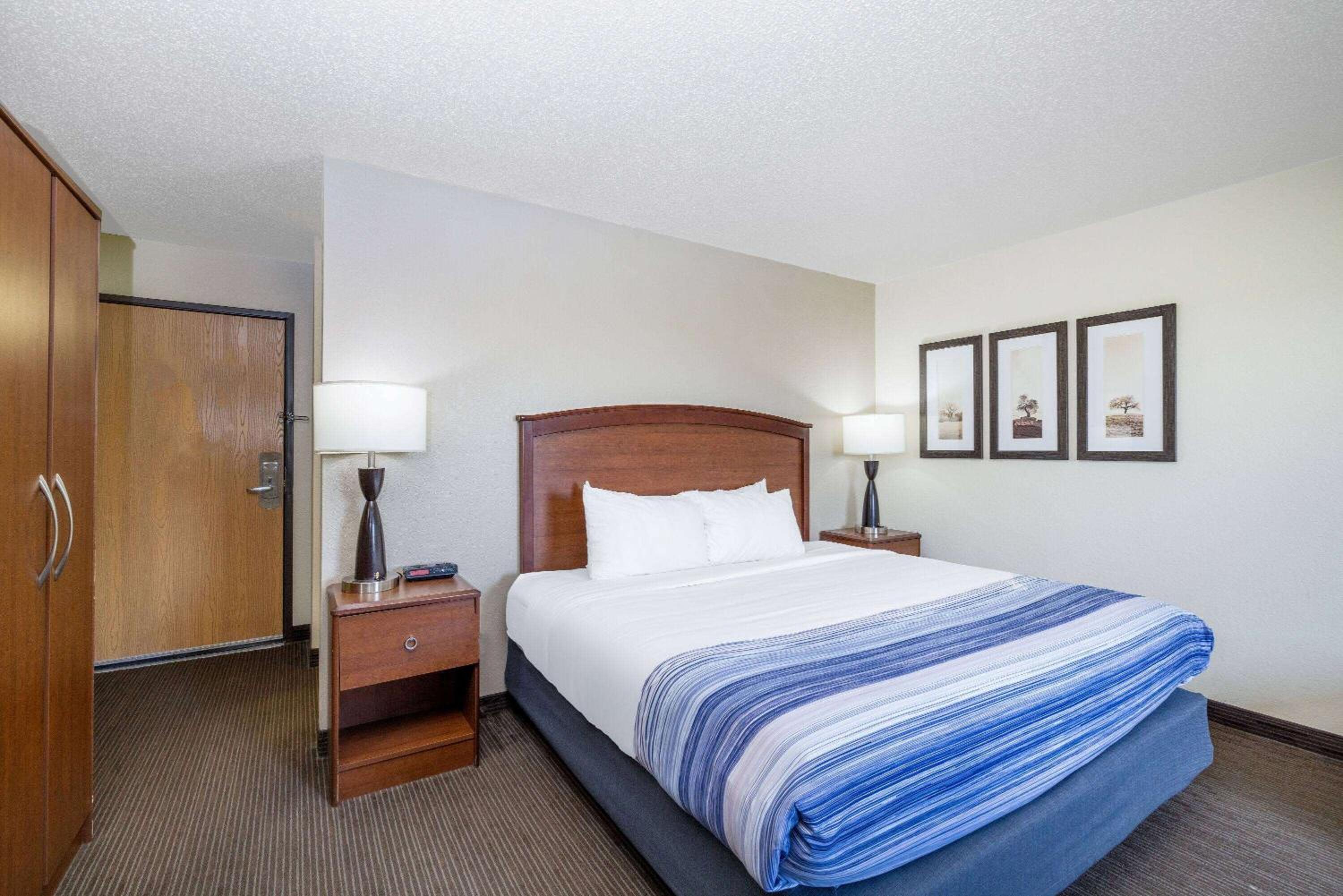 Deluxe King Room - Non-Smoking - Photo 1
